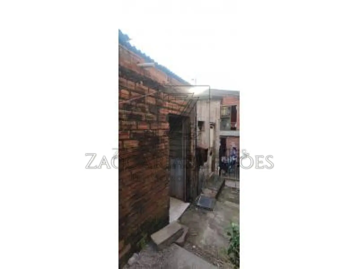 LOTE 005 - Imóvel: Lote nº 385 da quadra 21, zona 05, distrito 01, do loteamento do Núcleo Habitacional  Promorar “Vila Segundinha”, nesta cidade, com 190,00m² de área, fazendo frente, a sudeste, em 7,02  m, com a Rua Capitão Pelegrino Guzzo; a sudoeste, em 26,86m, com o lote 392, nos fundos, a noroeste,  em 7,01m, com o lote 42; a nordeste, em 27,43m, com o lote 378; situado na quadra formada pelas ruas  UM, Capitão Pelegrino Guzzo e passagem. Foi construído neste imóvel – o lote nº 25 da quadra “B”, uma  unidade habitacional de 3,00 metros x 5,625 metros, perfazendo 16,8750m² de área construída, que leva o  nº 754 da Rua Capitão Pelegrino Guzzo. Matrícula nº 6.709 do R.I. da Comarca de Veranópolis RS.