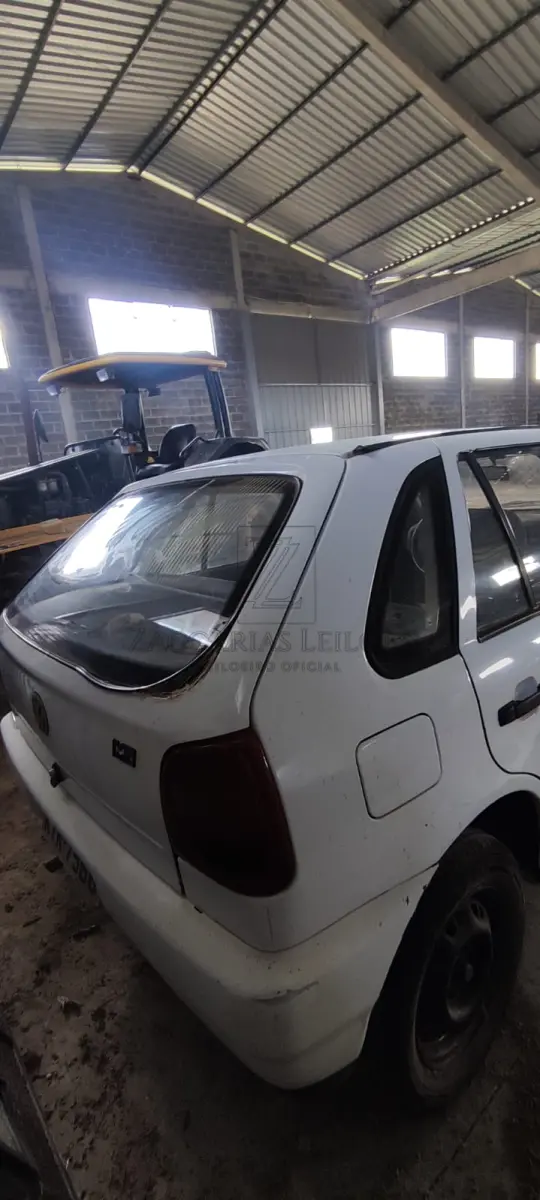 LOTE 004 - Um automóvel da marca VW-VOLKSWAGEN/GOL MI, placas KIK-7568, ano/modelo 1998/1999, na cor branca, RENAVAM 706212169.