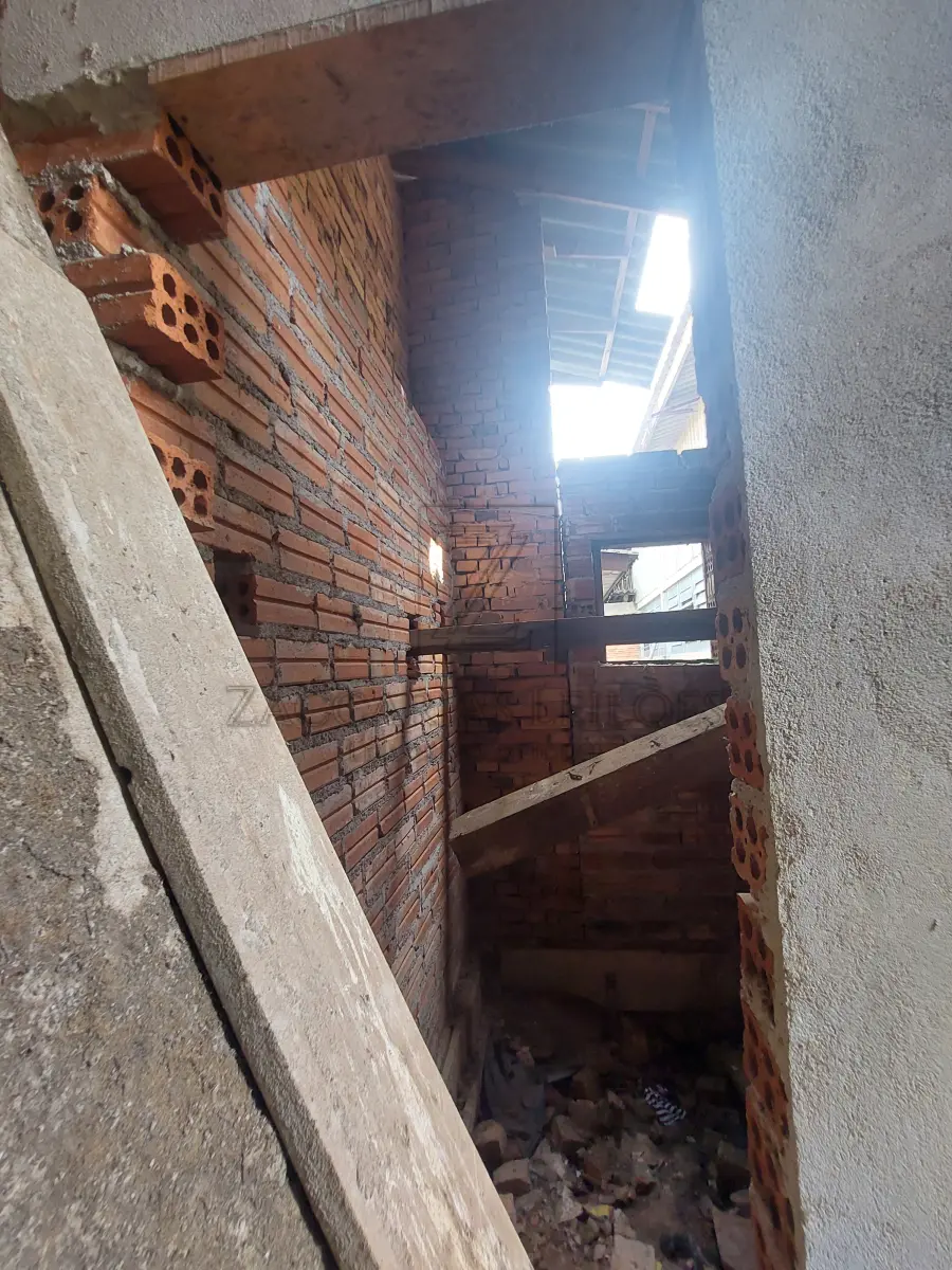 LOTE 003 - IMÓVEL: Fração de 286,64m2 e 50% das benfeitorias (55,00m2 na casa de madeira e 12,50m2 na casa de alvenaria). da matrícula nº 2428, do LIVRO Nº 2 DO REGISTRO DE IMÓVEIS DA COMARCA DE NOVA PRATA. Descrita como: NA PARTE DO LOTE NÚMERO OITO(8), SITO NA RUA SILVÉRIO ANTONIO DE ARAUJO, EX-PRAÇA DA IGREJA SANTO ANTONIO, esquina com a rua 20 de setembro, ex-travessa, lado par, quarteirão compreendido pelas ruas 20 de setembro ex-travessa do Comercio, Estrada Buarque de Macedo e Silvério Antonio de Araujo, ex-praça da Igreja Santo Antonio da Vila Rio Branco, distrito deste município, com a área de 799,98m² confrontando; AO NORTE, na extensão de 55,00 metros com a rua 20 de setembro, ex-travessa, na direção Este-Oeste; daí na direção norte-sul, por 8,00metros com a rua Silvério Antonio de Araujo, ex-praça da Igreja Santo Antonio daí, na extensão de 25,00metros, na direção Oeste-Leste, com terras da Sociedade Bochófila Rio Branco, dai, rumo sul, na extensão de 12,00metros, ainda com terras da Sociedade Bochófila Rio Branco; daí rumo Oeste-este, na extensão de 30,00 metros, com terras de Fernando Pocai e daí rumo Norte, na extensão de 20,00 metros com o lote número 1. Com uma casa de madeira em regular estado de conservação e uma pequena casa de alvenaria com duas peças.