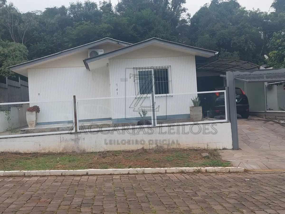 LOTE 001 - IMÓVEL - LOTE 01 da Quadra “E” do Loteamento Caravagio 1, nesta cidade com a área de  360,20m², destinado a residência, medindo 12,40m de frente, ao NOR-NORDESTE, à Rua 3, lado ímpar,  por 29,11m de extensão, da frente ao fundo, ao LES-SUDESTE, com a Rua 5, com quem forma esquina,  e pelo outro lado, ao OES-NOROESTE, 28,98m com o lote 2, no fundo, ao SU-SUDOESTE, 12,40m com  terras de Valério Collet Junior e outros. BENFEITORIAS: Foi edificado um prédio residencial, de construção  mista, com área de 57,74m², sob nº 741 da Rua 3. MATRÍCULA 17.046, do Registro de Imóveis da Comarca  de Nova Prata-RS.