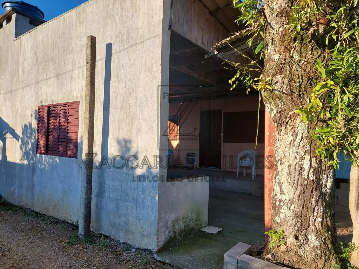 LOTE 006 - Fração ideal de 273,00 m² do imóvel objeto da matrícula nº 11.253 do RI de Nova Prata/RS de Um terreno, constituido de parte dos lotes nº 6, 7 e 9 , das quadra letra “K”, nesta cidade, com a área de 455,00m², de situação encravada, localizado no quarteirão formado pela Av. Borges de Medeiros e Ruas Prudente de Morais, Silvério de Araújo, Cônego Peres e Buarque de Macedo, medindo e Confrontando: ao NORTE, na extensão de 13,00m, com lotesnº 8 e 9, sendo 7,00mcom o primeiro e 6,00m com o segundo; ao SUL, na mesma extensão, com os mesmos lotes 7 e 9; ao LESTE, na extensão de 35,00m com os lotes 6 e 7, sendo 5,00m com o primeiro, e 30,00m com o segundo; e ao OESTE, na mesma extensão, com o lote nº 9. A projeção da confrontação leste do imóvel, no sentido sul-norte, por 50,00m, encontra o alinhamento da Rua Prudente de Moraes, lado ímpar, num ponto distante 43,00m da esquina da Av. Borges de Medeiros.