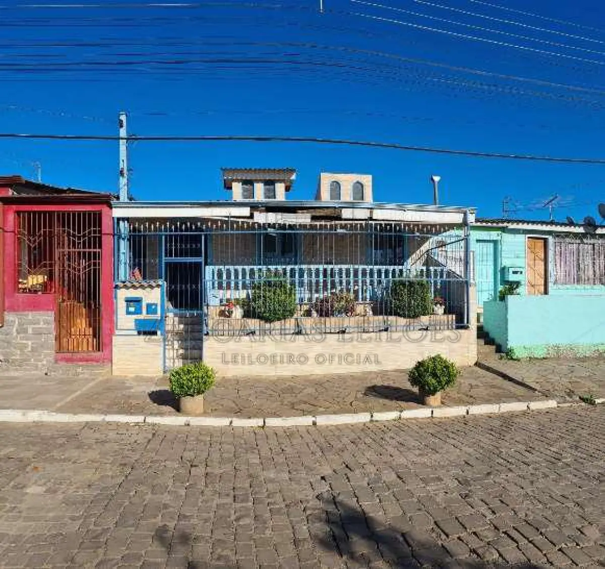 LOTE 004 - LOTE 08, da quadra J, do LOTEAMENTO PROMORAR, nesta cidade, com área de 160,00m², distando 16,00m da esquina formada pela Rua 12 de Outubro e Rua Alcides Ribeiro Carvalho, fazendo  frente ao LESTE em 8,00m com a Rua 12 de Outubro, lado ímpar, ao SUL de frente a fundos em 20,00m  com o lote 7, nos fundos ao OESTE em 8,00m com o lote 5 e lote 11, e ao NORTE de frente a fundos em  20,00m com o lote 9; situado no quarteirão formado pela Rua 12 de Outubro, Rua Alcides Ribeiro Carvalho,  Rua Inácia da Silva e terras da sucessão de Valdomiro Trucolo e Jacir A. Trucolo, com UMA CASA de  alvenaria, para residência do tipo E-3, com 32,90m², edificada em 1984. MATRÍCULA Nº 14.595, DO R. I.  DA COMARCA DE NOVA PRATA/RS.