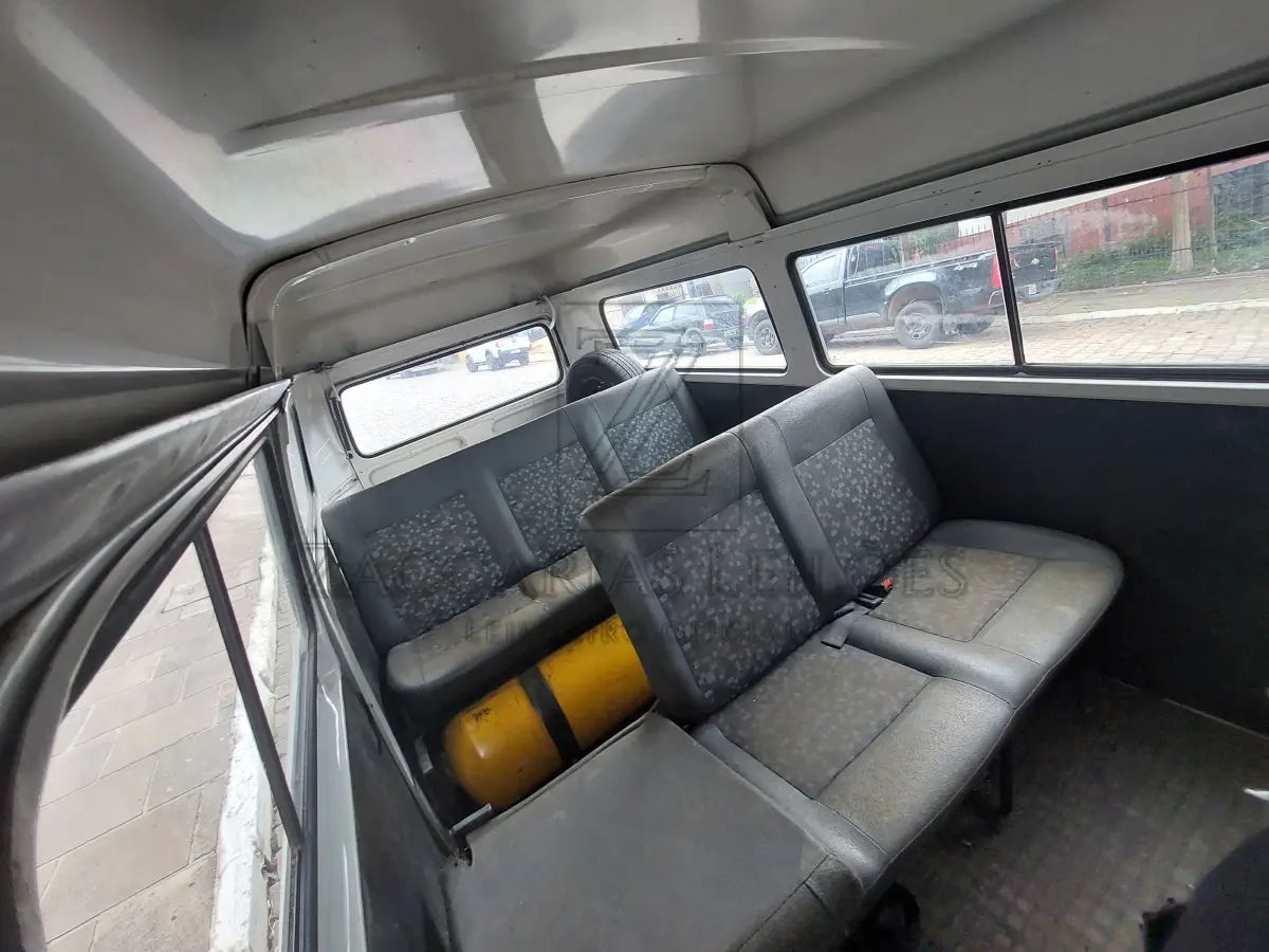 LOTE 005 - Uma camionete da marca VW/KOMBI, placas INZ-6329, ano/modelo 2007/2008, na cor branca, RENAVAM 928348652, à Gasolina/Álcool e GNV.