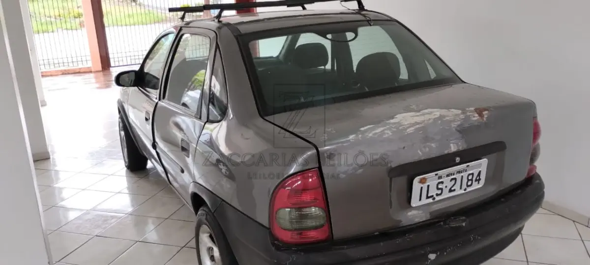 LOTE 008 - Um automóvel da marca GM/CHEVROLET/CORSA CLASSIC, placas ILS-2184, na cor cinza,  ano/modelo 2003/2004, RENAVAM 823464172.