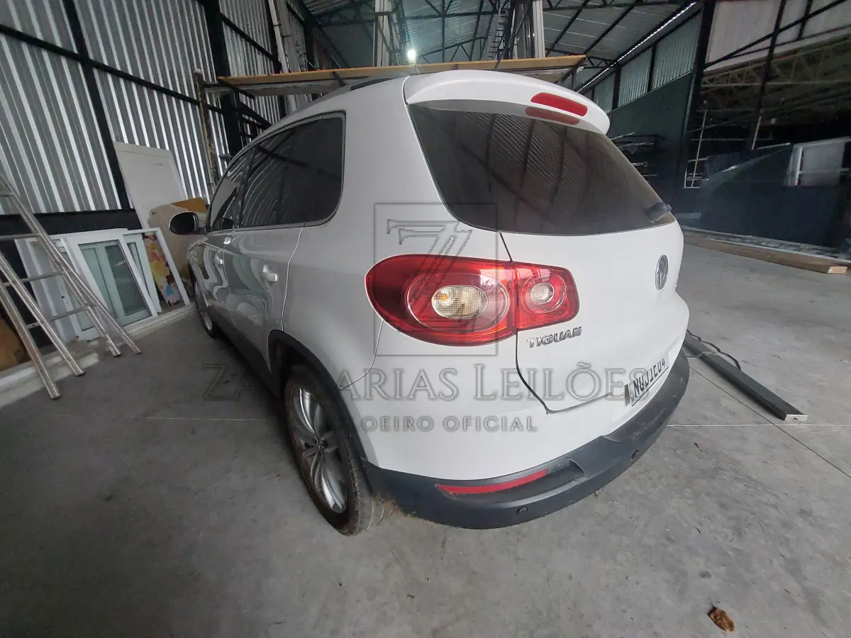 LOTE 005 - Um automóvel da marca VW-VOLKSWAGEN/TIGUAN 2.0 TSI, placas NQJ-1E04, na cor branca,  ano/modelo 2011/2011, RENAVAM 333843916.