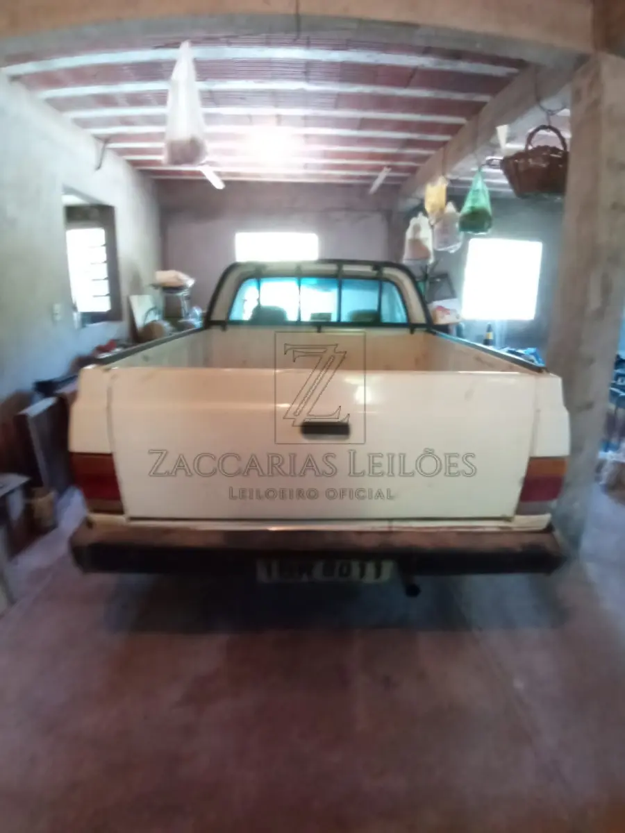 LOTE 010 - Um automóvel da marca GM-CHEVROLET/CHEVY 500,  placas IBW8011, na cor branca, ano/modelo 1986/1986, à gasolina, RENAVAM 574821651.