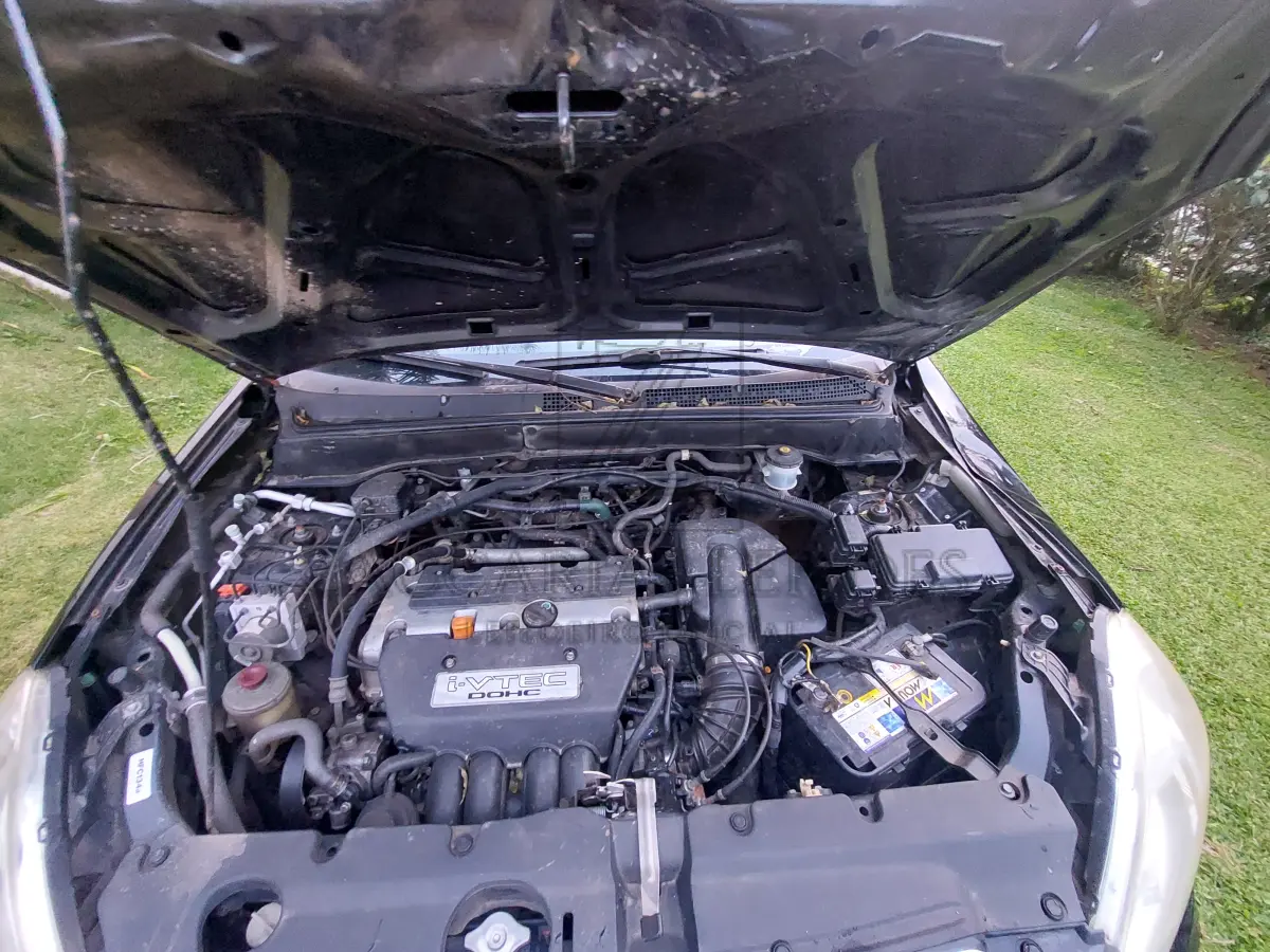 LOTE 001 - Um automóvel da marca HONDA/CRV RVSI, placas IMR3896, na cor preta, à gasolina,  ano/modelo 2005/2006. RENAVAM 864773285.