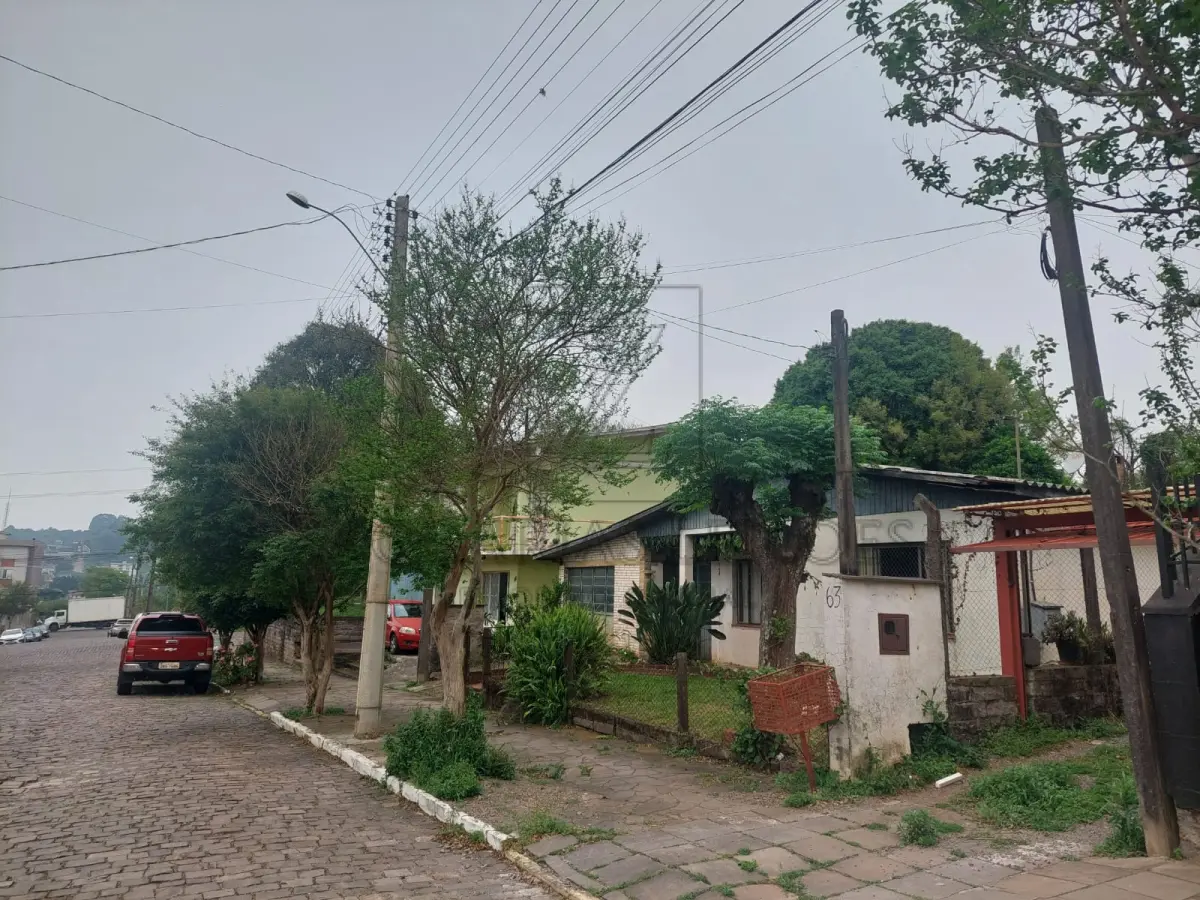 LOTE 001 - Uma parte do lote urbano número oito, da quadra de letra “K”, Nova Prata, sem benfeitorias e com  a área de 262,50m² (duzentos e sessenta e dois metros e cinquenta decímetros quadrados),  confrontando atualmente: ao Norte, na extensão de dez metros e cinquenta centímetros, com a rua  Prudente de Moraes; ao Sul, na mesma extensão, com terras de Galdino Barbosa de Carvalho; a Leste,  na extensão de vinte e cinco metros, com terras do lote  número um de propriedade de Galdino Barbosa  de Carvalho e de sucessores de Guilherme Antunes Moreira, sendo de treze metros, com  o primeiro e  doze metros com os segundos e a Oeste, na extensão de vinte e cinco metros, com terras do lote número  oito de propriedade de Galdino Barbosa de Carvalho.Tudo conforme Transcrição número 26.166, folha  131, do Livro 3/z, datada de 15 de agosto de 1975.