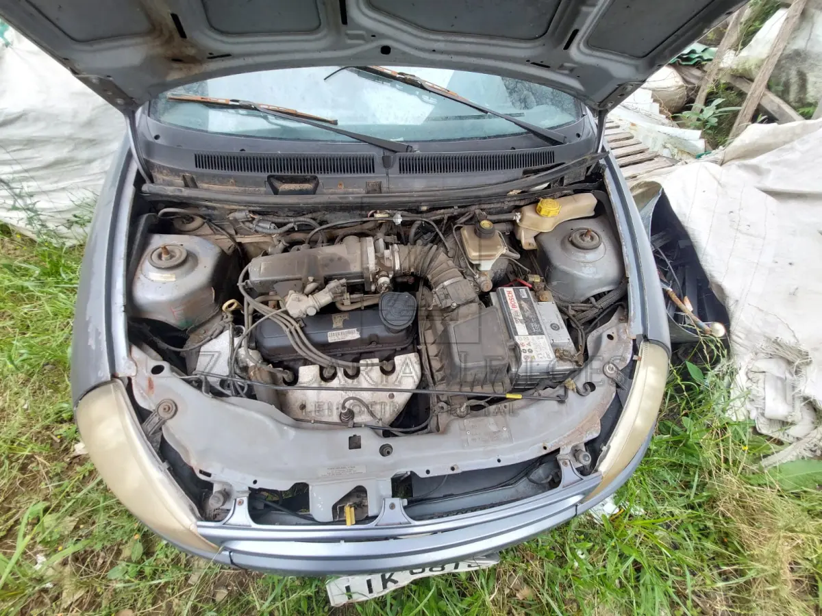 LOTE 007 - Um automóvel da marca FORD/KA, placas IIK8818, na cor cinza, à gasolina, ano/modelo  1998/1999, RENAVAM 708035213.