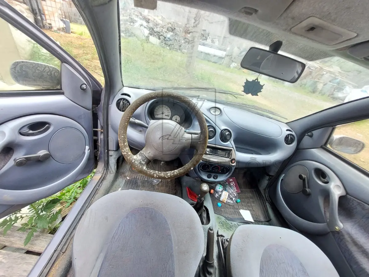 LOTE 007 - Um automóvel da marca FORD/KA, placas IIK8818, na cor cinza, à gasolina, ano/modelo  1998/1999, RENAVAM 708035213.
