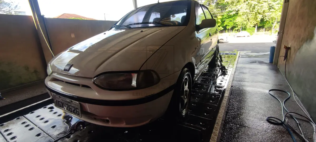 LOTE 006 - Um automóvel da marca FIAT/PALIO, placas IGX2626, ano/modelo 1997/1998, na cor branca, à  gasolina, RENAVAM 687868130.