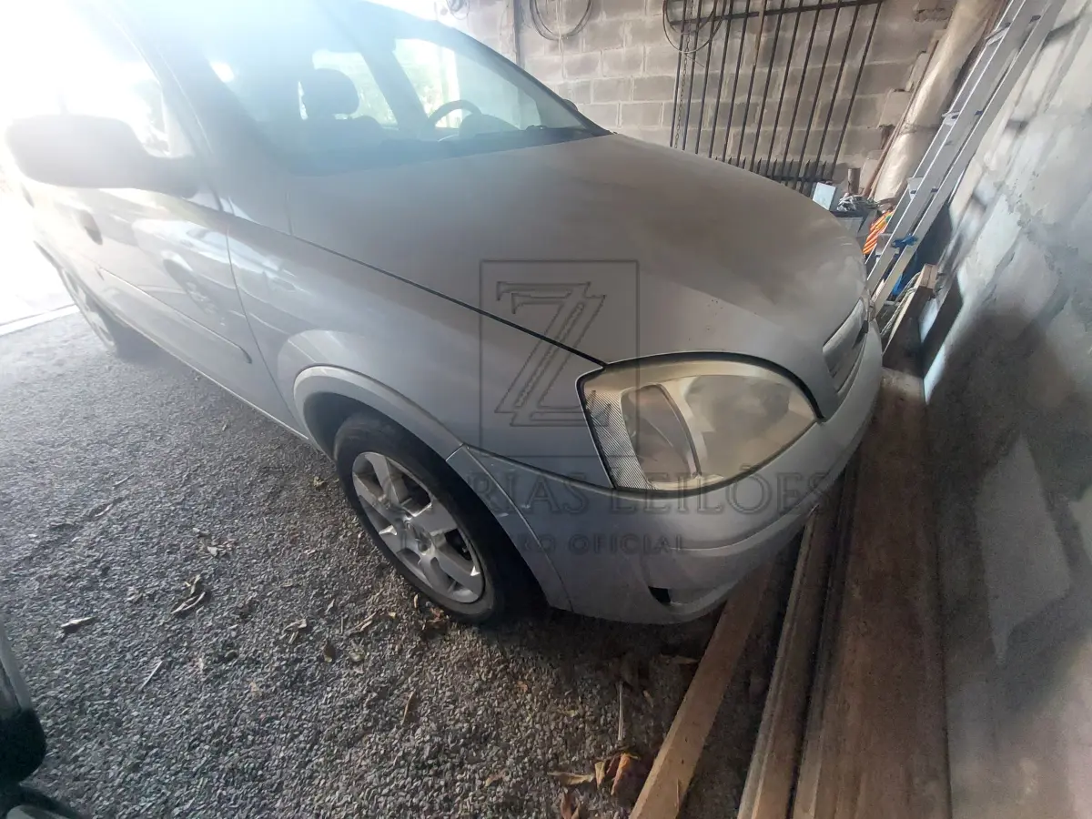 LOTE 011 - Um automóvel da marca GM/CORSA HATCH MAXX, placas IQQ0415, na cor prata, à  álcool/gasolina, ano/modelo 2010/2010, RENAVAM 199771111.