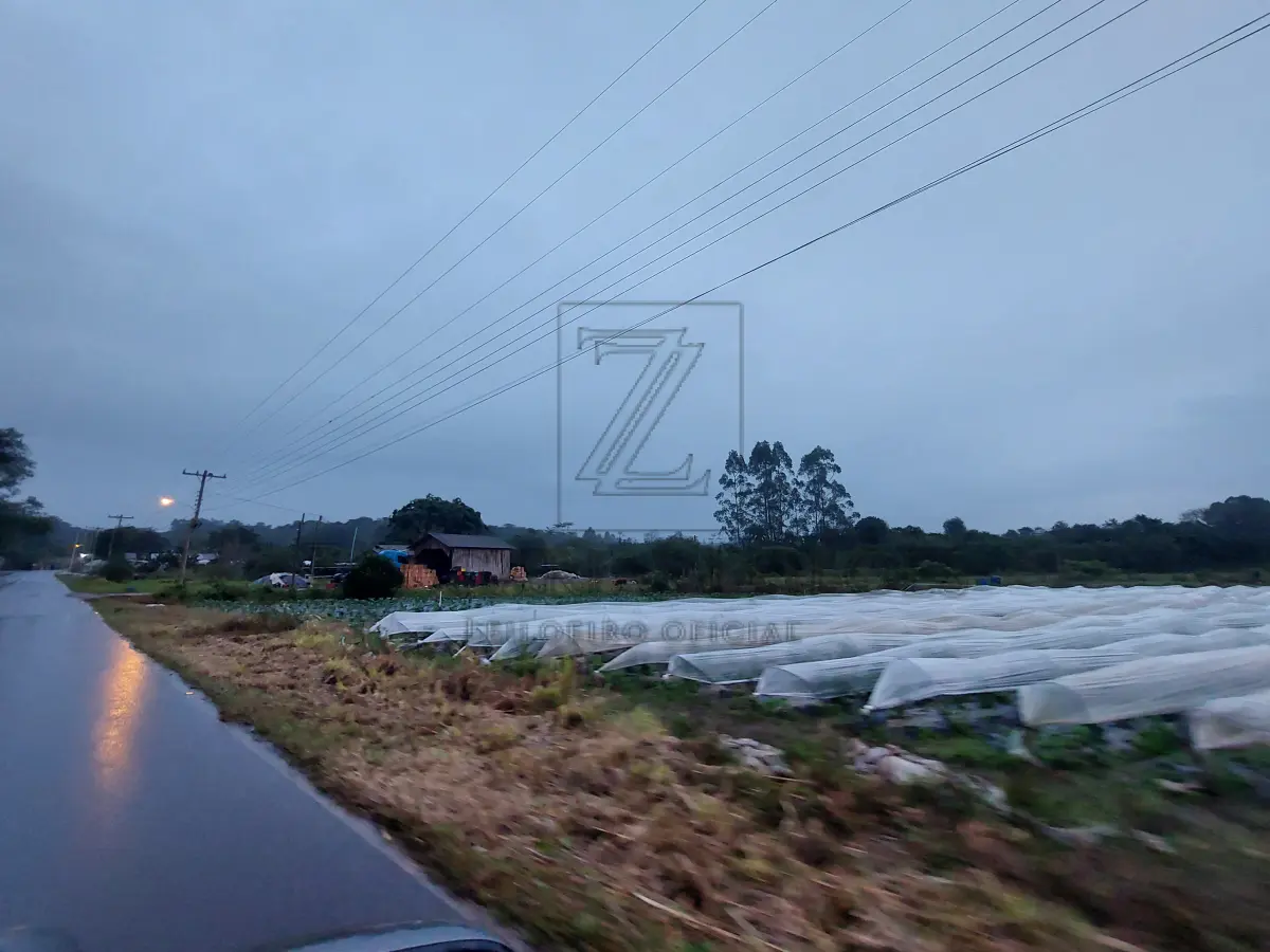 LOTE 001 - A parte Ideal com área de 155.680,00m², dentro do Imóvel – Situado no lugar denominado  Vigia, no distrito, da sete do município, constituído da área maior de uma fração de terras, com  benfeitorias com a área de 159.680,00m², limitando-se pela frente, a o SUL, com a Estrada Júlio de  Castilhos; a LESTE, com terras que são ou foram de Luíza Ruschel; ao NORTE, com as que são ou  foram de Mathias A. Klein; e a OESTE, com terras de João Belarmino Mentz e outros. Imóvel registrado  no RI da Comarca de São Sebastião do Caí RS, Matrícula 11.753.