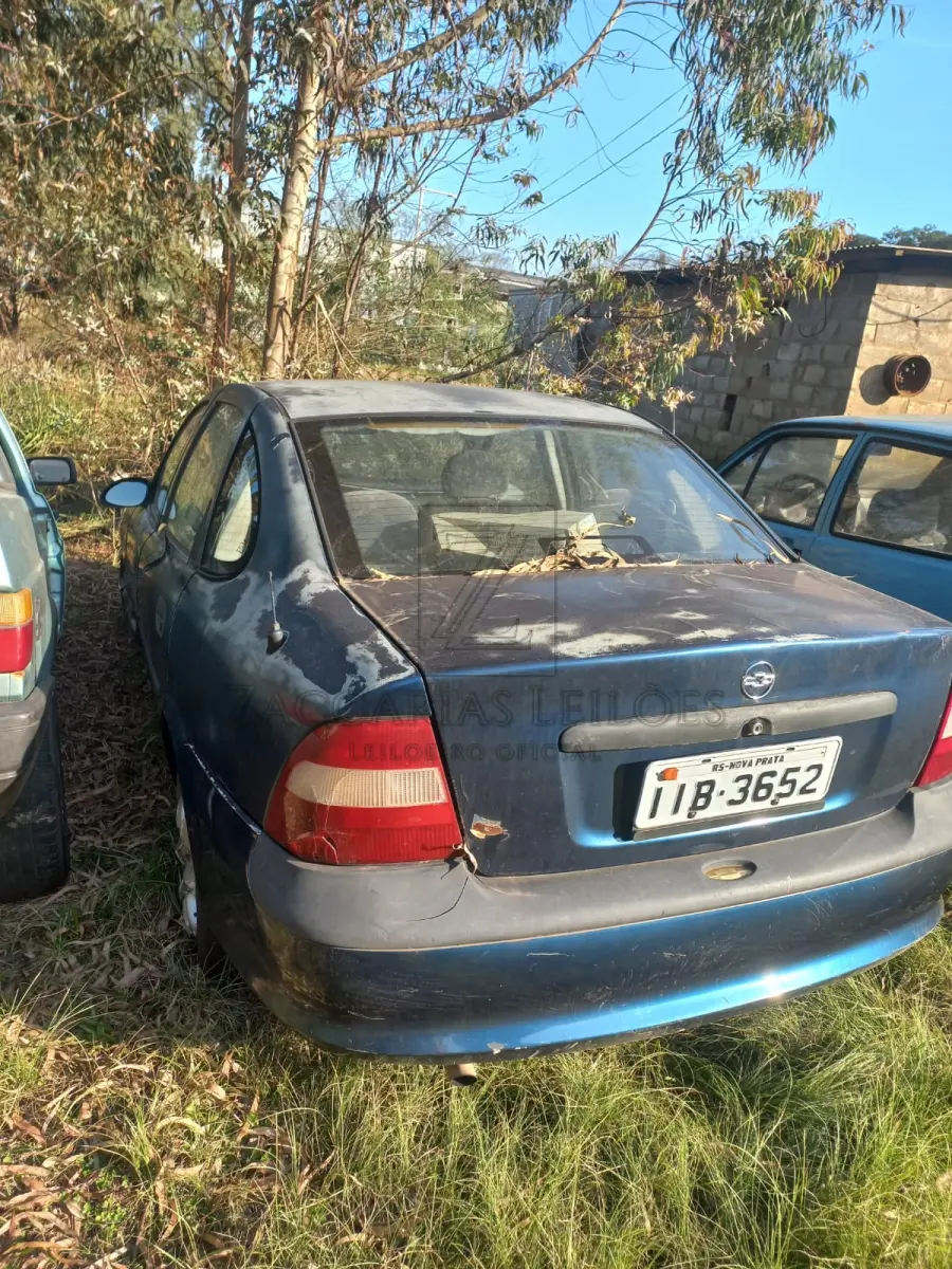 LOTE 014 - Um automóvel da marca GM-CHEVROLET/VECTRA GLS, placas IIB-3652, ano/modelo 1998/1998,  na cor azul, à gasolina, RENAVAM nº 00703709712.