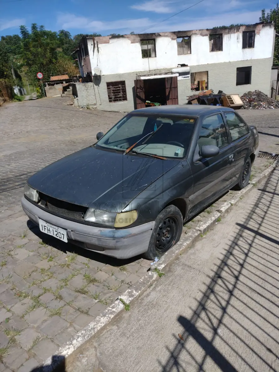 LOTE 011 - Um automóvel placas IFH1207, Marca VW Logus GL, cor cinza, RENAVAM 582687152, ano/mod  1993/1993 em mau estado de conservação, com o estofamento interno em péssimo estado de  conservação, lataria em mau estado de conservação, não foi possível verificar o seu estado de conservação  da parte mecânica pois o veículo está com problemas de ignição.
