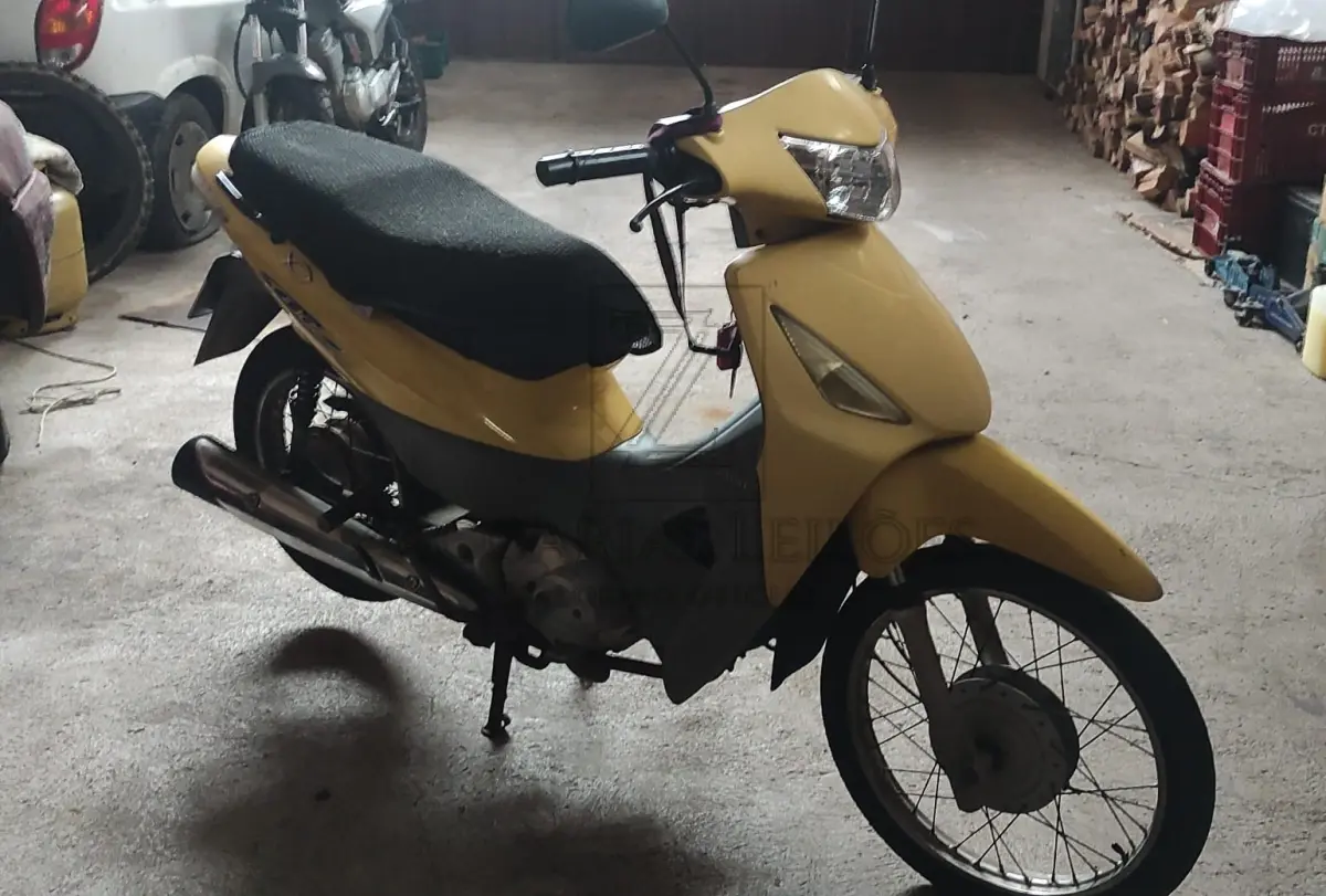 LOTE 013 - Uma motocicleta da marca HONDA/BIZ 125 ES, placa IOR-3137, na cor amarela, ano/modelo 2007/2008, RENAVAM 961938803.