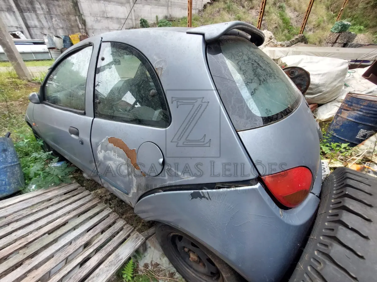 LOTE 007 - Um automóvel da marca FORD/KA, placas IIK8818, na cor cinza, à gasolina, ano/modelo  1998/1999, RENAVAM 708035213.
