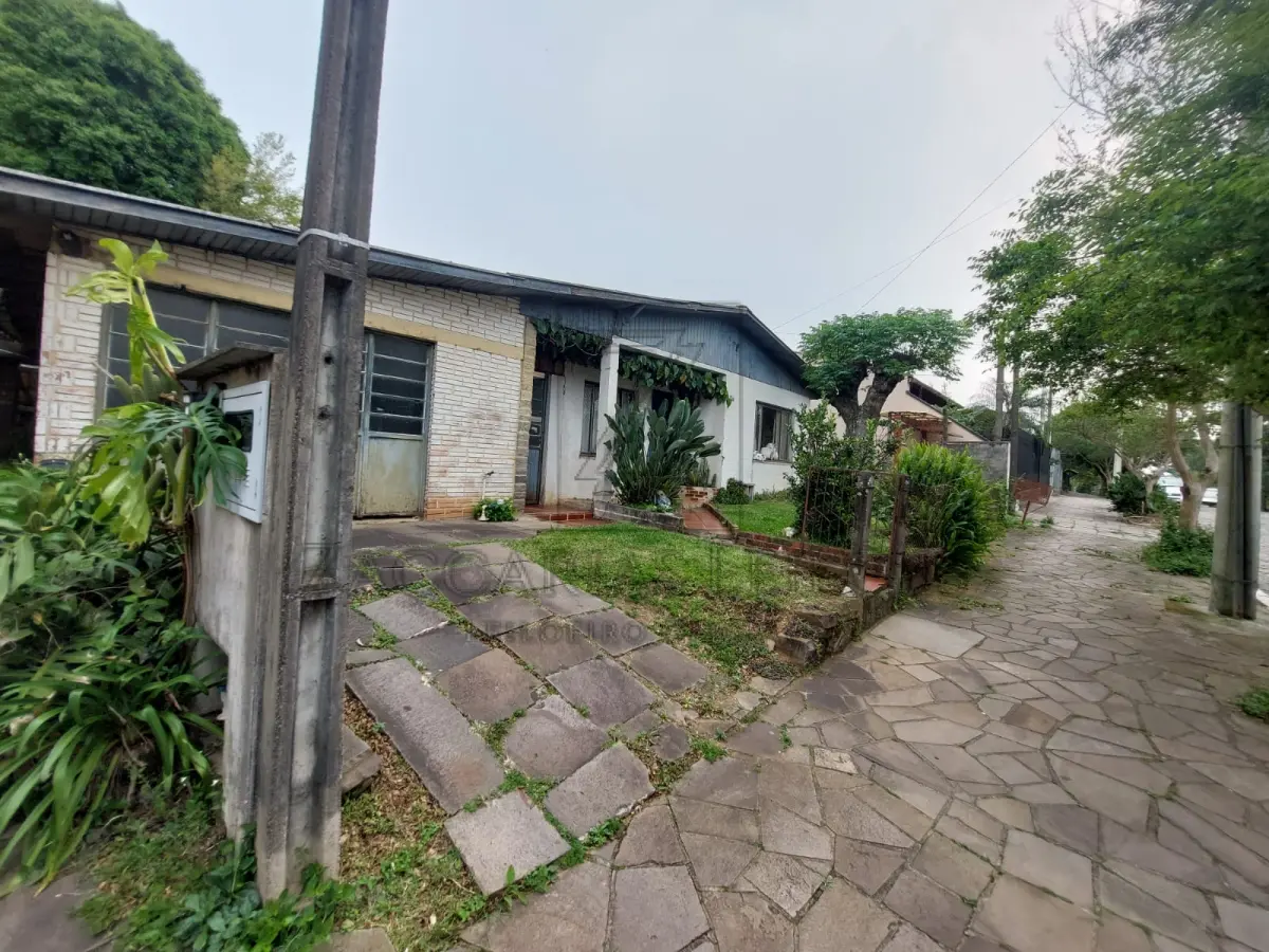 LOTE 001 - Uma parte do lote urbano número oito, da quadra de letra “K”, Nova Prata, sem benfeitorias e com  a área de 262,50m² (duzentos e sessenta e dois metros e cinquenta decímetros quadrados),  confrontando atualmente: ao Norte, na extensão de dez metros e cinquenta centímetros, com a rua  Prudente de Moraes; ao Sul, na mesma extensão, com terras de Galdino Barbosa de Carvalho; a Leste,  na extensão de vinte e cinco metros, com terras do lote  número um de propriedade de Galdino Barbosa  de Carvalho e de sucessores de Guilherme Antunes Moreira, sendo de treze metros, com  o primeiro e  doze metros com os segundos e a Oeste, na extensão de vinte e cinco metros, com terras do lote número  oito de propriedade de Galdino Barbosa de Carvalho.Tudo conforme Transcrição número 26.166, folha  131, do Livro 3/z, datada de 15 de agosto de 1975.