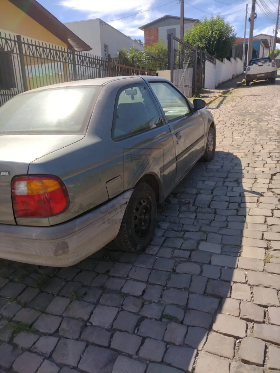 LOTE 011 - Um automóvel placas IFH1207, Marca VW Logus GL, cor cinza, RENAVAM 582687152, ano/mod  1993/1993 em mau estado de conservação, com o estofamento interno em péssimo estado de  conservação, lataria em mau estado de conservação, não foi possível verificar o seu estado de conservação  da parte mecânica pois o veículo está com problemas de ignição.