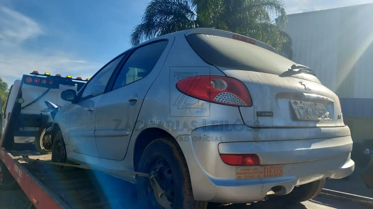 LOTE 005 - Um automóvel da marca I/PEUGEOT 207HB XR, placas ITK-4062, cor prata, ano/modelo 2012/2013, RENAVAM 480898367.
