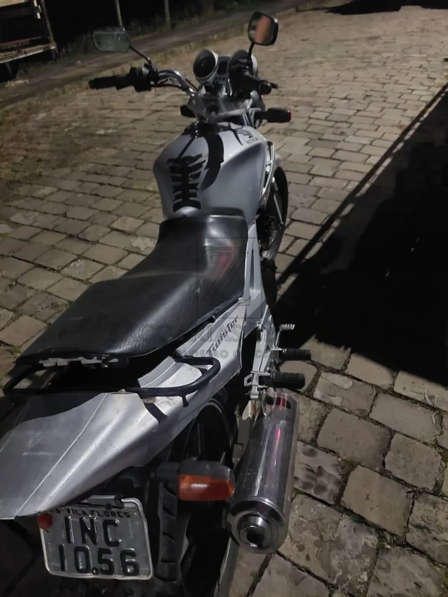 LOTE 005 - Uma motocicleta da marca HONDA/CBX 250 TWISTER, placa INC1056, na cor prata, ano/modelo  2006/2006, RENAVAM nº 883491338.