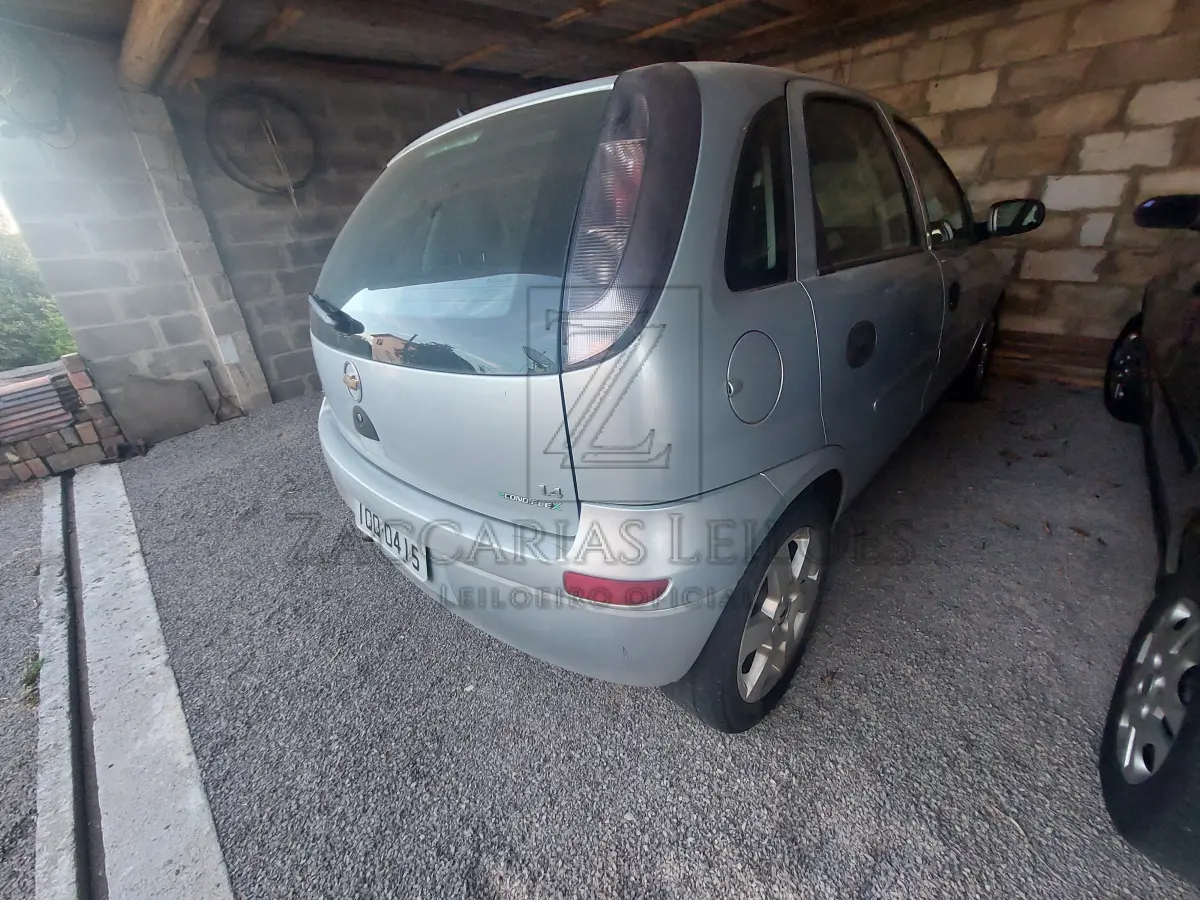 LOTE 011 - Um automóvel da marca GM/CORSA HATCH MAXX, placas IQQ0415, na cor prata, à  álcool/gasolina, ano/modelo 2010/2010, RENAVAM 199771111.