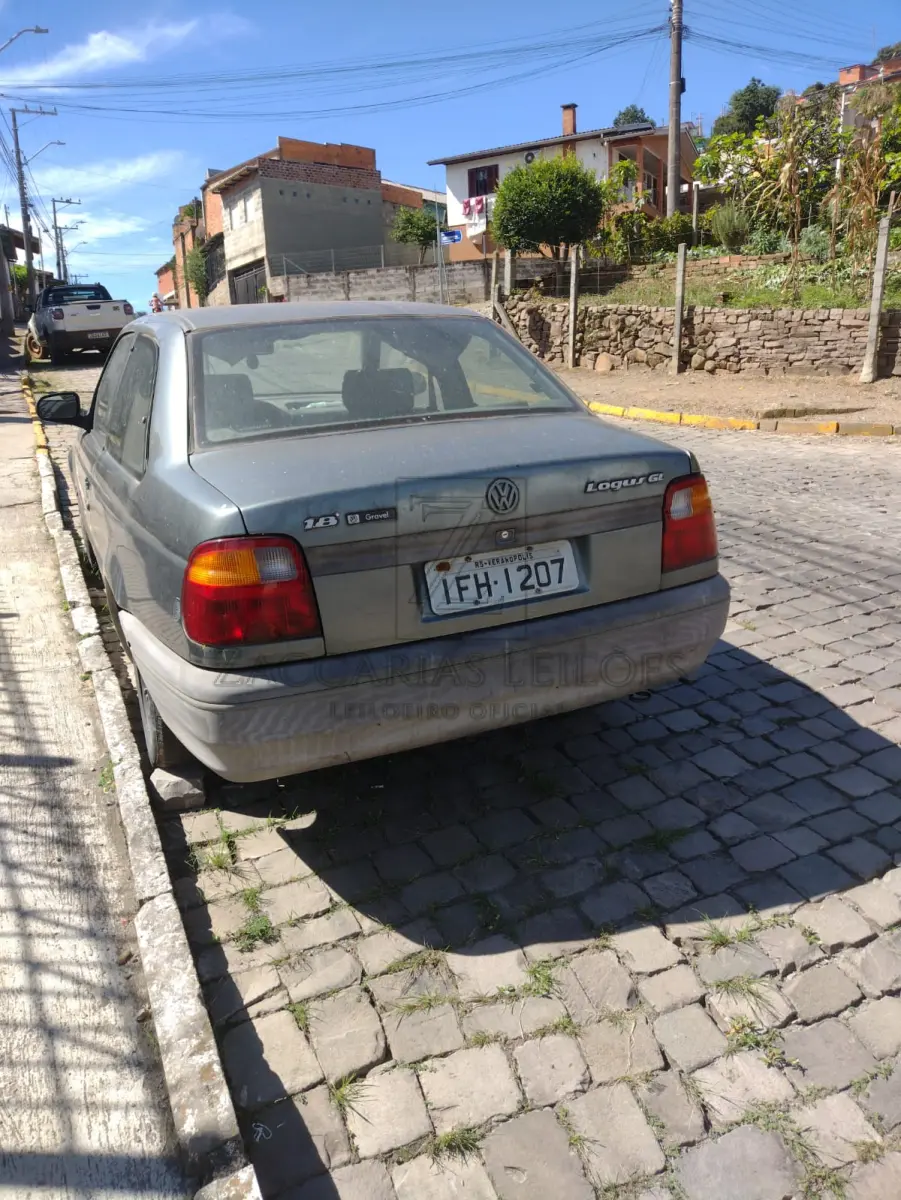 LOTE 011 - Um automóvel placas IFH1207, Marca VW Logus GL, cor cinza, RENAVAM 582687152, ano/mod  1993/1993 em mau estado de conservação, com o estofamento interno em péssimo estado de  conservação, lataria em mau estado de conservação, não foi possível verificar o seu estado de conservação  da parte mecânica pois o veículo está com problemas de ignição.