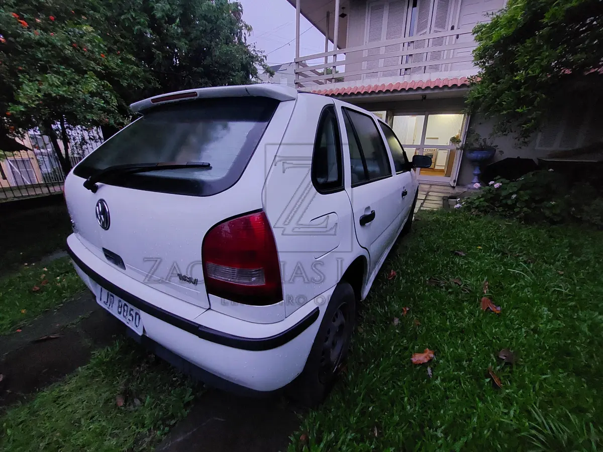 LOTE 001 - Um automóvel da marca VOLKSWAGEN/GOL 16V PLUS, placas IJR8850, na cor branca,  ano/modelo 2000/2001, à gasolina, RENAVAM 745631916.