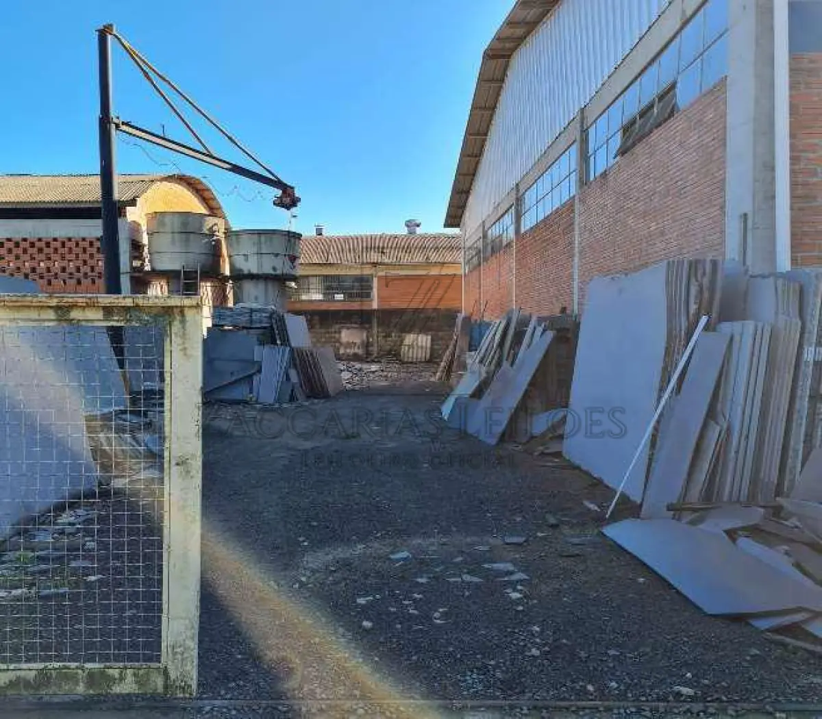 LOTE 001 - UM TERRENO, com a área de 2.322,90m², localizado no quarteirão formado pela Avenida  Imperatriz Leopoldina, RST/470 e Ruas Santo Pin e Cristo Rei, distrito Industrial desta cidade, medindo  30,00m de frente, ao OESTE, à Avenida Imperatriz Leopoldina, lado par, por 77,43m de extensão da frente  ao fundo, por um lado ao NORTE, se divide com Raul Domeneghini e Cia. LTDA, e77,43m, também da  frente ao fundo, pelo outro lado, ao SUL, onde se divide com o alinhamento da Rua Santo Pin, para onde  também faz frente e com quem forma esquina; no fundo, ao LESTE, mede 30,00m, entestando com terreno  de Martinho Rosin e outro. MATRÍCULA Nº 12.540 do R. I. da Comarca de Nova Prata RS, avaliado em  R$ 960.000,00(novecentos e sessenta mil reais). Benfeitorias: Um pavilhão medindo 34,70m x 26,75m,  num total de 928,23m², em alvenaria, com telhado de zinco e piso de concreto, possui mezanino com um  escritório. Avaliado em R$ 726.380,00; Uma construção medindo 6,90m x 8,80m, num total de 60,72m²,  tipo de construção é de pedra basalto, com forração e piso de lajota. Avaliada em R$ 40.206,00 e Um  pavilhão medindo 16,20m x 20,20m, num total de 983,66m². Avaliado em R$ 532.900,00.