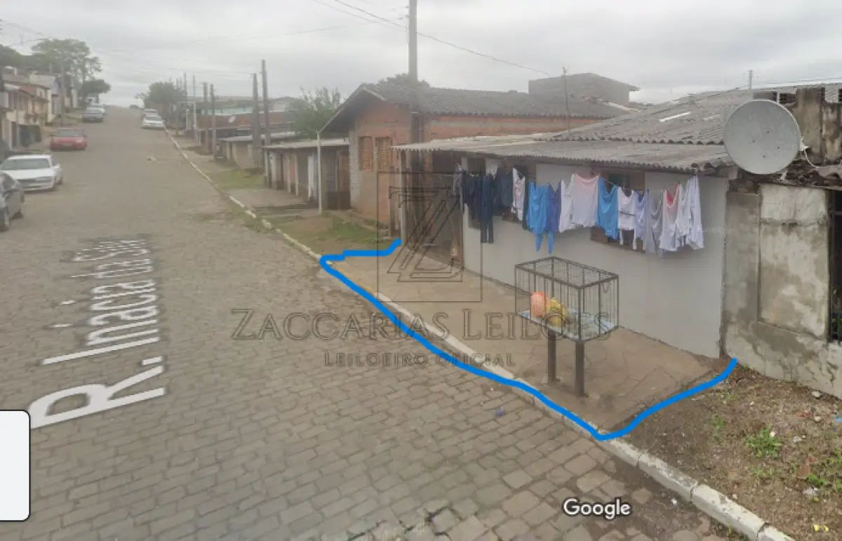 LOTE 002 - Estritamente a benfeitoria edificada sobre o LOTE 21, da Quadra B, do LOTEAMENTO PROMORAR,  nesta cidade, com área de 160,00m², distando 76,00m da esquina formada pela rua 12 de outubro e Rua  Inácia da Silva, fazendo frente ao NORTE em 8,00m com a Rua Inácia da Silva, lado ímpar, ao OESTE de  frente a fundos em 20,00m com o lote 20, nos fundos ao SUL em 8,00m com o lote 1, e ao LESTE de frente  a fundos em 20,00m com terras da Prefeitura. Situado no quarteirão formado pela Rua Inácia da Silva, Rua  12 de Outubro, Rua Alcides Ribeiro de Carvalho e terras da Prefeitura, com UMA CASA de alvenaria, para  residência do tipo E-3, com 32,90m², edificada em 1984. MATRÍCULA nº 14.458, no registro de imóveis de  Nova Prata/RS.