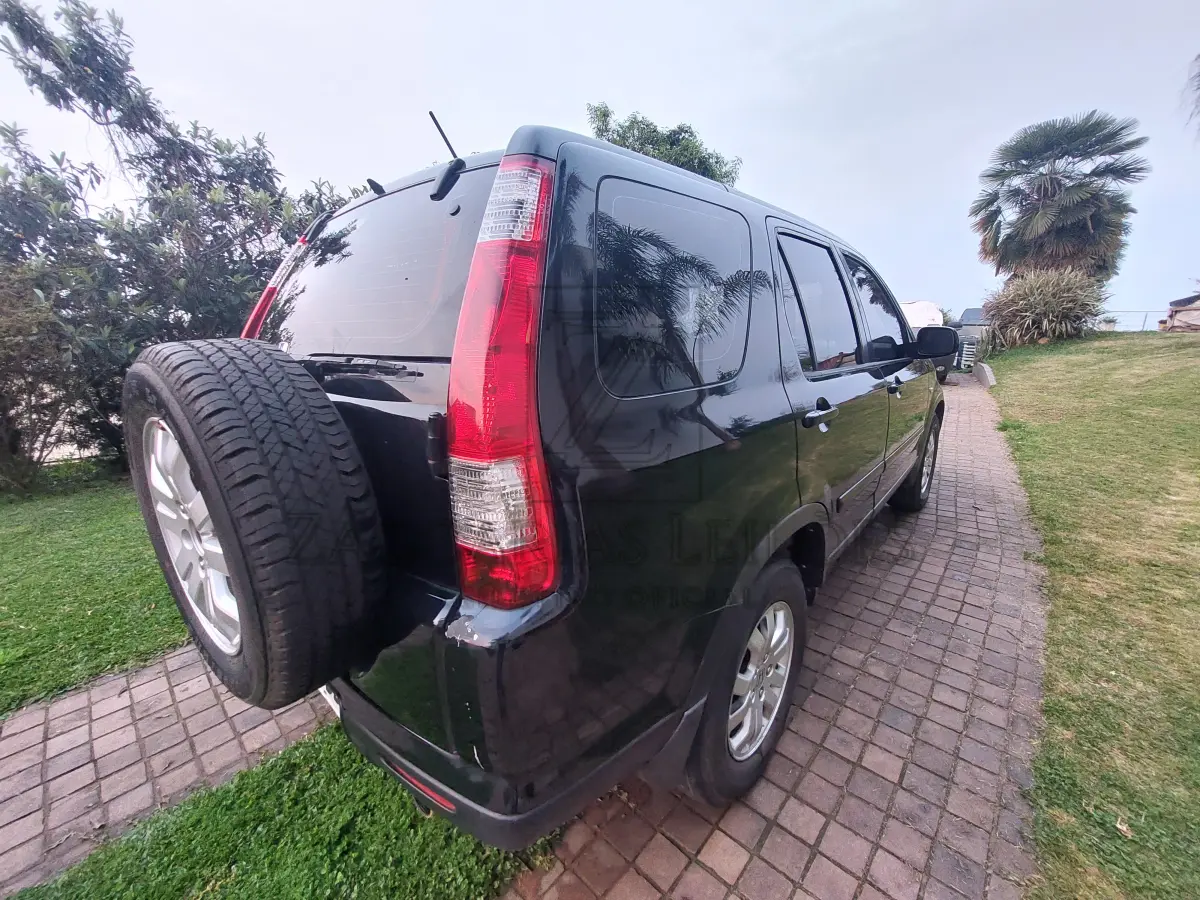 LOTE 001 - Um automóvel da marca HONDA/CRV RVSI, placas IMR3896, na cor preta, à gasolina,  ano/modelo 2005/2006. RENAVAM 864773285.