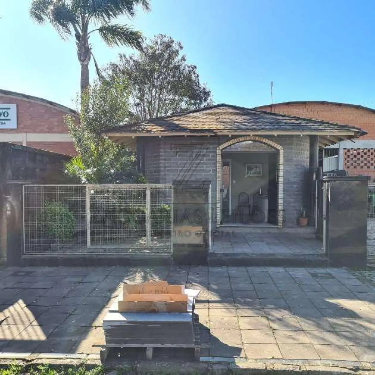 LOTE 001 - UM TERRENO, com a área de 2.322,90m², localizado no quarteirão formado pela Avenida  Imperatriz Leopoldina, RST/470 e Ruas Santo Pin e Cristo Rei, distrito Industrial desta cidade, medindo  30,00m de frente, ao OESTE, à Avenida Imperatriz Leopoldina, lado par, por 77,43m de extensão da frente  ao fundo, por um lado ao NORTE, se divide com Raul Domeneghini e Cia. LTDA, e77,43m, também da  frente ao fundo, pelo outro lado, ao SUL, onde se divide com o alinhamento da Rua Santo Pin, para onde  também faz frente e com quem forma esquina; no fundo, ao LESTE, mede 30,00m, entestando com terreno  de Martinho Rosin e outro. MATRÍCULA Nº 12.540 do R. I. da Comarca de Nova Prata RS, avaliado em  R$ 960.000,00(novecentos e sessenta mil reais). Benfeitorias: Um pavilhão medindo 34,70m x 26,75m,  num total de 928,23m², em alvenaria, com telhado de zinco e piso de concreto, possui mezanino com um  escritório. Avaliado em R$ 726.380,00; Uma construção medindo 6,90m x 8,80m, num total de 60,72m²,  tipo de construção é de pedra basalto, com forração e piso de lajota. Avaliada em R$ 40.206,00 e Um  pavilhão medindo 16,20m x 20,20m, num total de 983,66m². Avaliado em R$ 532.900,00.
