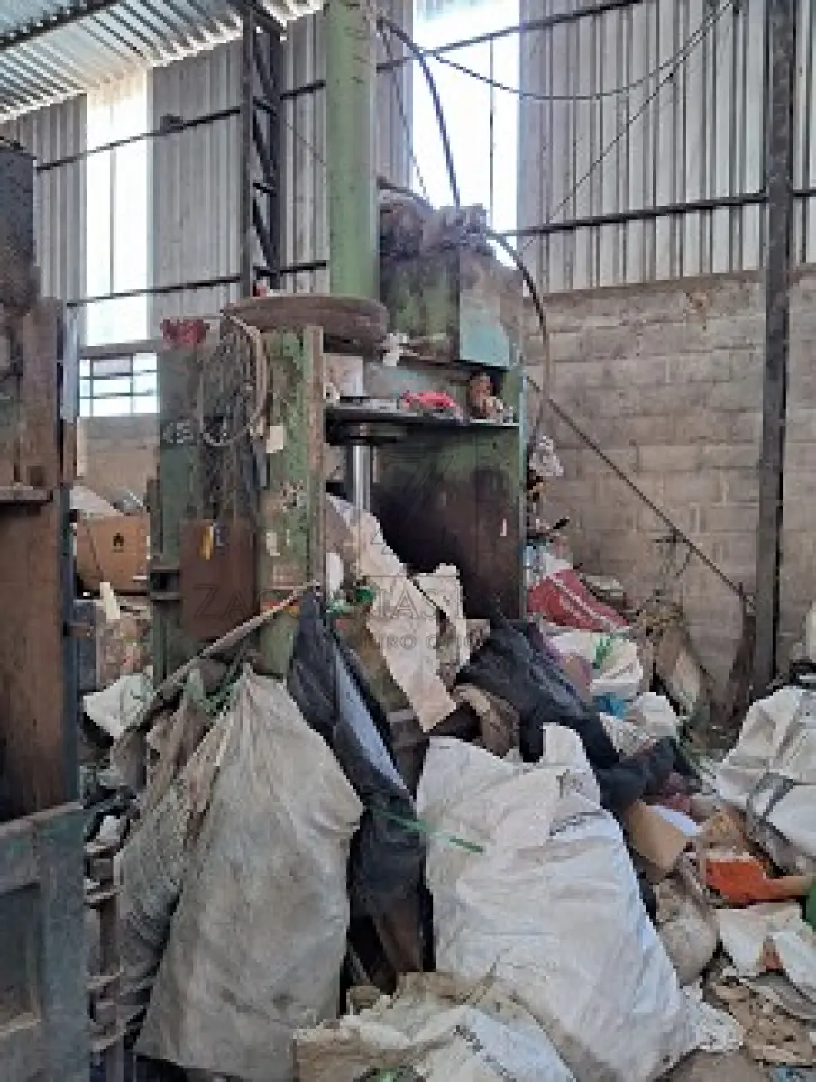 LOTE 003 - -01 (uma) prensa (30 toneladas), para compactação  de resíduos sólidos, necessitando troca de rolamentos.