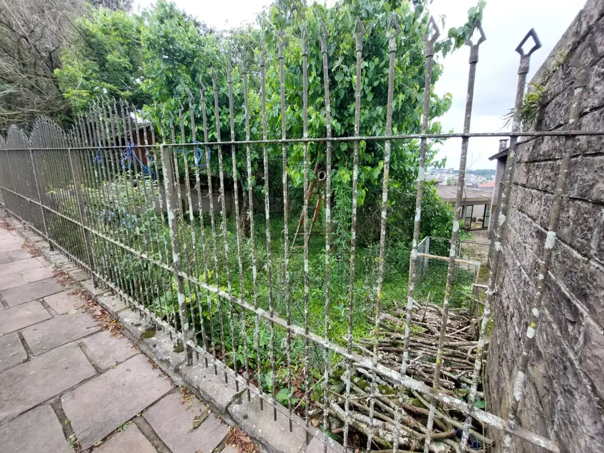 LOTE 001 - Um imóvel urbano, nesta cidade, com a denominação administrativa de lote 28 da quadra 04, zona 05, distrito 01, com a área de 420,00m2 de terras, sem benfeitorias, que em seu lado oeste distam 14,00 metros da esquina das ruas Borges de Medeiros e Ver. Fiorelo Henrique Chiaradia, no lado ímpar desta, no quarteirão formado por essas duas ruas, mais a Av. Pinheiro Machado e Rua Tiradentes, e que confrontam: ao norte, com a rua Ver. Fiorelo Henrique Chiaradia, por 14,00 metros; ao sul, com o lote 627 de Angelo Borsato e Marcelo Borsato, também por 14,00 metros; ao leste, com terras Clovis Andreólio e ao oeste, com terras do lote 14 de Angelo Borsato e Marcelo Borsato, ambos os lados por 30,00 metros, MATRÍCULA nº 5.996 do Registro de Imóveis da comarca de Veranópolis/RS.