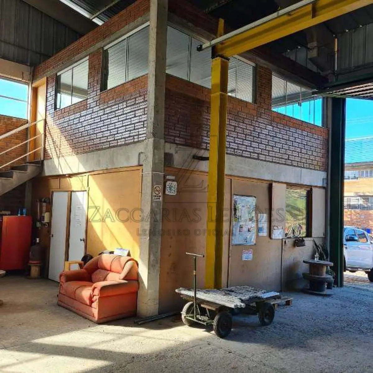 LOTE 001 - UM TERRENO, com a área de 2.322,90m², localizado no quarteirão formado pela Avenida  Imperatriz Leopoldina, RST/470 e Ruas Santo Pin e Cristo Rei, distrito Industrial desta cidade, medindo  30,00m de frente, ao OESTE, à Avenida Imperatriz Leopoldina, lado par, por 77,43m de extensão da frente  ao fundo, por um lado ao NORTE, se divide com Raul Domeneghini e Cia. LTDA, e77,43m, também da  frente ao fundo, pelo outro lado, ao SUL, onde se divide com o alinhamento da Rua Santo Pin, para onde  também faz frente e com quem forma esquina; no fundo, ao LESTE, mede 30,00m, entestando com terreno  de Martinho Rosin e outro. MATRÍCULA Nº 12.540 do R. I. da Comarca de Nova Prata RS, avaliado em  R$ 960.000,00(novecentos e sessenta mil reais). Benfeitorias: Um pavilhão medindo 34,70m x 26,75m,  num total de 928,23m², em alvenaria, com telhado de zinco e piso de concreto, possui mezanino com um  escritório. Avaliado em R$ 726.380,00; Uma construção medindo 6,90m x 8,80m, num total de 60,72m²,  tipo de construção é de pedra basalto, com forração e piso de lajota. Avaliada em R$ 40.206,00 e Um  pavilhão medindo 16,20m x 20,20m, num total de 983,66m². Avaliado em R$ 532.900,00.