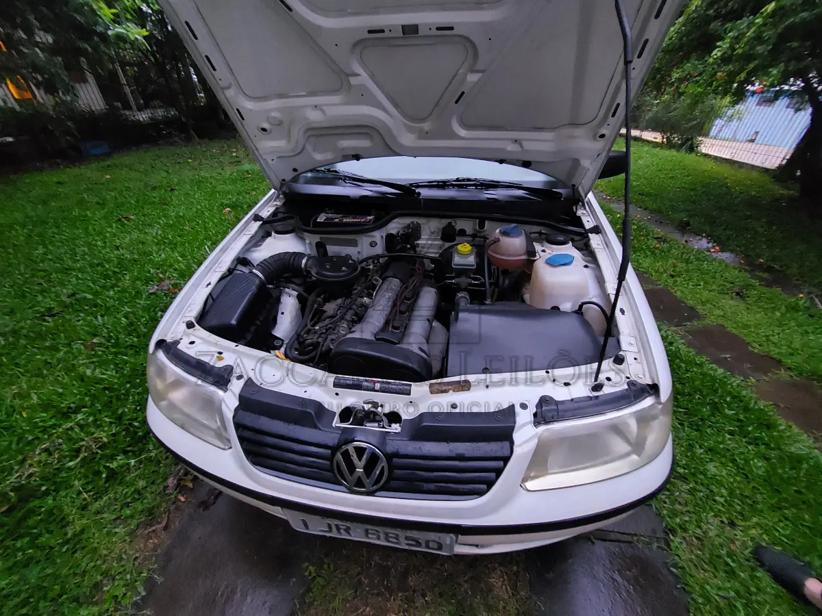 LOTE 001 - Um automóvel da marca VOLKSWAGEN/GOL 16V PLUS, placas IJR8850, na cor branca,  ano/modelo 2000/2001, à gasolina, RENAVAM 745631916.