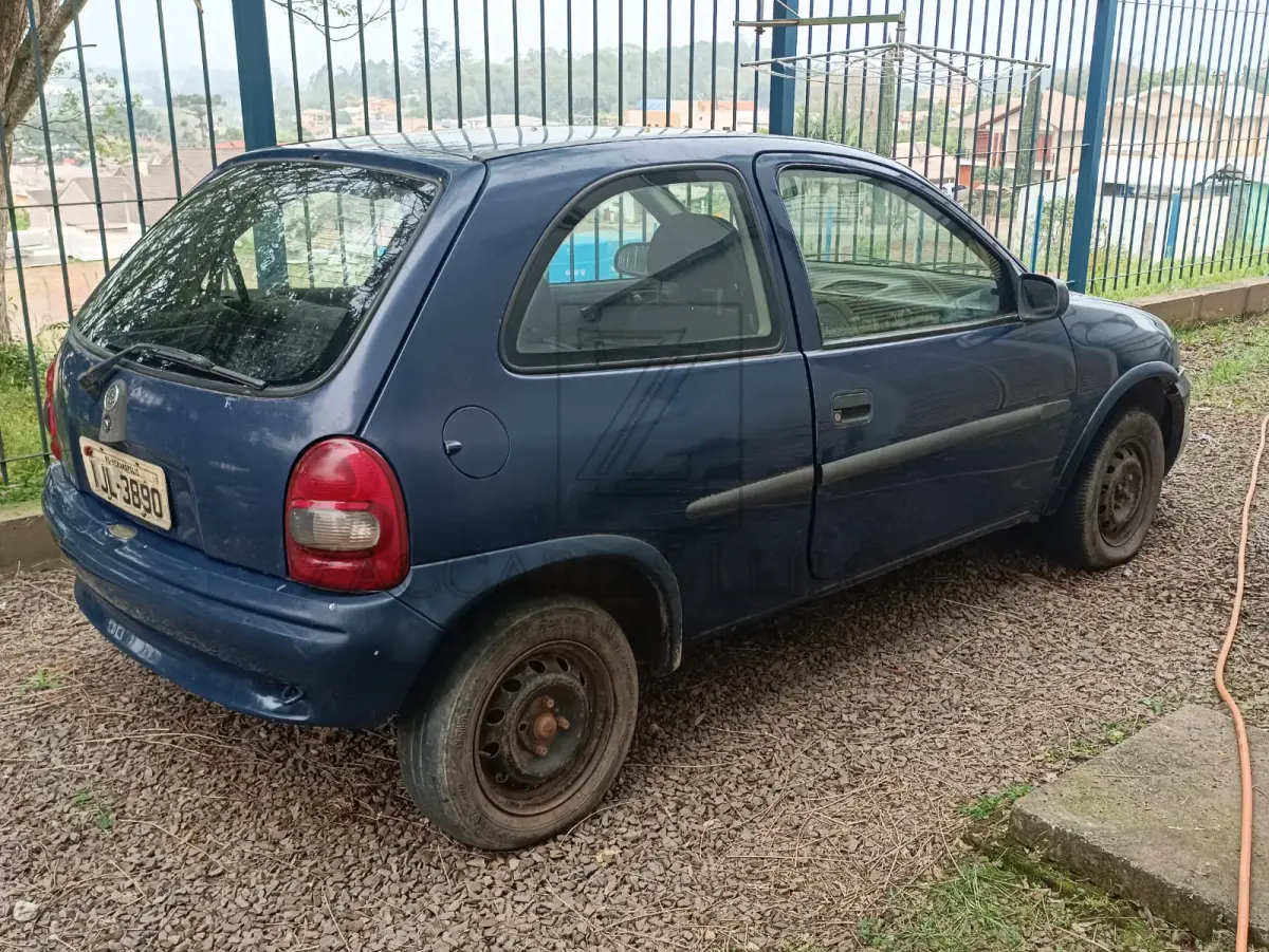 LOTE 008 - Um automóvel da marca GM-CHEVROLET/CORSA WIND, placas IJL3890, na cor azul, à gasolina,  ano/modelo 2000/2000, RENAVAM nº 735309710.
