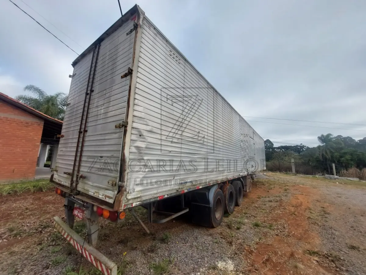 LOTE 003 - Um Semirreboque SR/NOMA SR3E27 BF, placa INB4422, ano/modelo 2006, carroceria fechada, RENAVAM 882151860, COnsta três indfrações vencidas no valor de R$ 728,19.