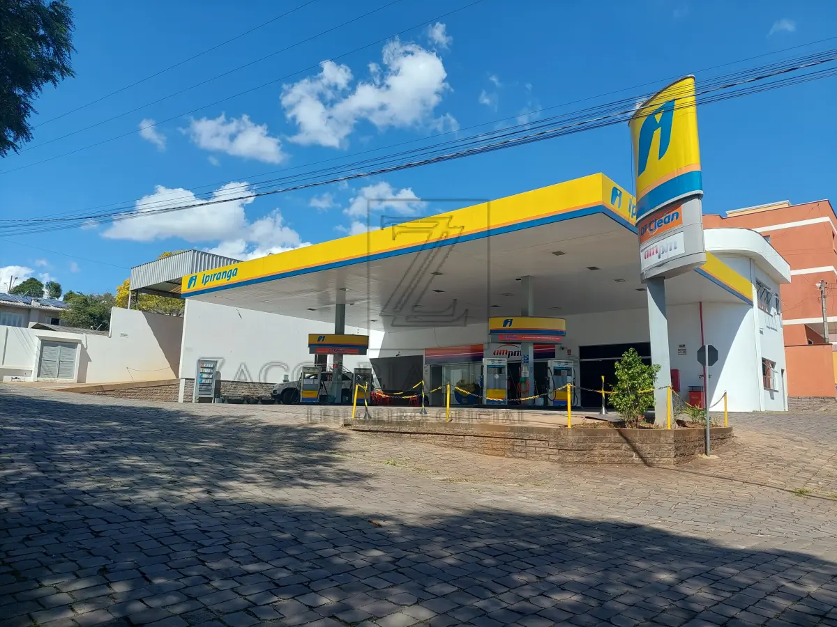 LOTE 001 - Imóvel – Lote número 125, da quadra I, do loteamento Nossa Senhora de Fátima, na cidade de Nova Araçá – RS, com a área de 375,00m², medindo 15,00 e frente: ao Norte, à rua Luiz Zuchetti, lado par, por 25,00m de extensão, da frente ao fundo, por ambos os lados, o qual entesta no fundo; ao Sul, onde tem a mesma medida da frente, com o lote 121, dividindo-se por um lado; ao Leste, com o lote número 124, pelo outro lado; ao Oeste, com a Rua Dom José Barea, lado ímpar, para onde também faz frente e com quem forma esquina. Matricula 12.319 do R.I. da Comarca de Casca RS. Avaliação do imóvel R$ 215.000,00(duzentos e quinze mil reais). 2. Lote número 124, da quadra I, do loteamento Nossa Senhora de Fátima, na cidade de Nova Araçá – RS, com a área de 375,00m², no lado par da rua Luiz Zuchetti, distante 15,00m da esquina da Rua Dom Jose Barea, medindo e confrontado: ao Norte, por 15,00 metros frente com à rua Luiz Zuchetti, por uma área verde; ao Sul, por 15,00m, fundos com o lote 121; por um lado, ao Leste, por 25,00m com o lote número 123; e por outro lado, ao Oeste, por 25,00m, com lote número 125. Matricula 15.450 do R.I. da Comarca de Casca RS. Avalição do Imóveil R$ 215.000,00(duzentos e quinze mil reais). Encontrase edificado sobre os referidos terrenos um Posto de Combustíveis com, aproximadamente, 900m² de área construída, composto de 04 (quatro) bombas duplas (08 (oito) bicos de abastecimento), uma lavagem de veículos, lanchonete, 2 banheiros, escritorio e sala de jogos, sendo a parte superior composta por 02 (dois) Apartamentos residências de aproximadamente, 60m² cada um. Bens em bom estado de conservação. Avaliação R$ 2.450.000,00 (dois milhões, quatrocentos e cinquenta mil reais). Total da Avaliação é de R$ 2.880.000,00 (dois milhão, oitocentos e ointenta mil reais).