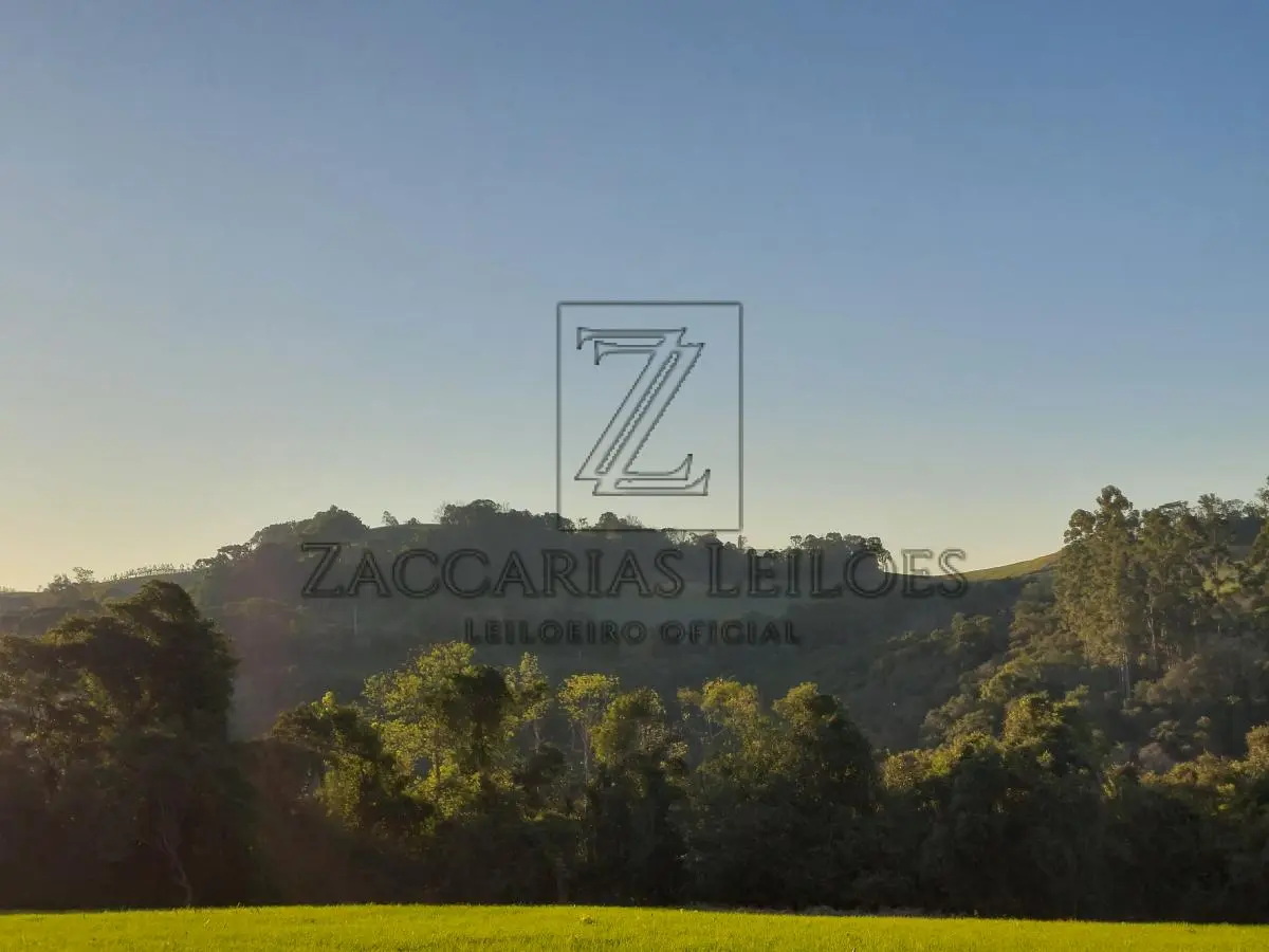 LOTE 001 - IMÓVEL: Parte do lote rural nº 159 da Linha Marquês do Herval, no distrito de Fagundes Varela,  neste município, com área de 276.000,00m² (duzentos e setenta  e seis mil metros quadrados) de terras  sem benfeitorias, que confrontam: ao norte, com o travessão de fundos; ao sul, com o Rio Carreiro; ao  leste, com terras do lote rural nº 157 da mesma Linha Marquês do Herval e ainda com terras do mesmo  lote nº 159 de Angelo Rigo e sua mulher e ao oeste, com terras do lote nº 161 da mesma Linha Marques  do Herval. MATRÍCULA nº 6.877, do R. I. da comarca de VERANÓPOLIS/RS.