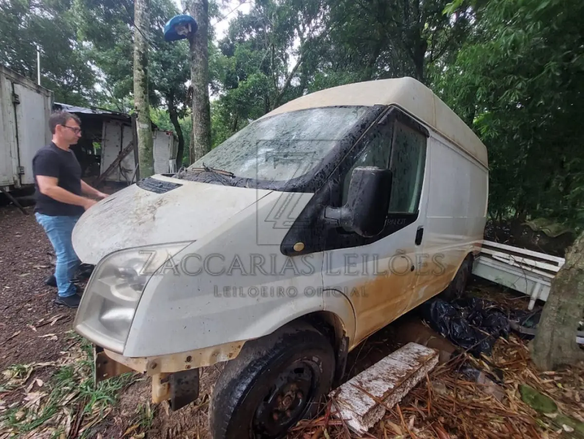 LOTE 017 - Uma camionete tipo furgão da marca FORD/TRANSIT 330C TM, placas IQA1437, na cor branca,  ano/modelo 2008/2009, RENAVAM 157091317, à Diesel.