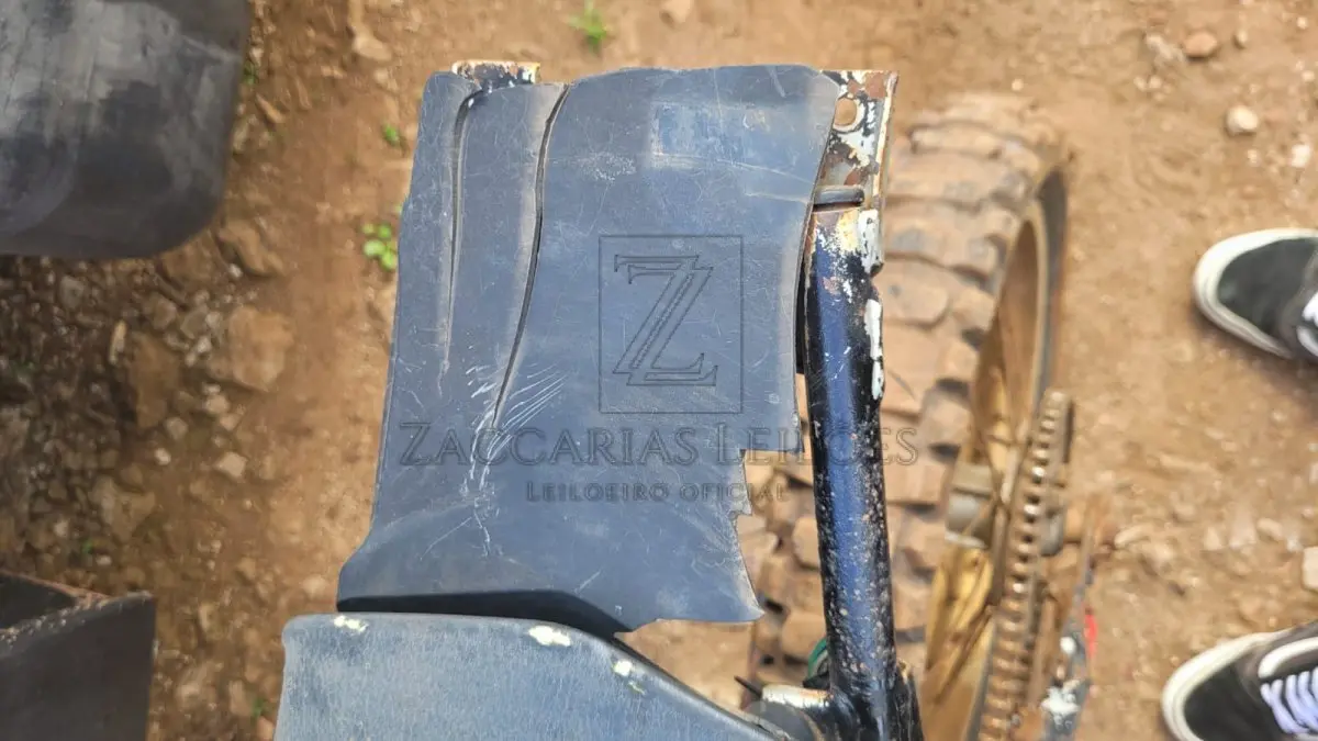 LOTE 009 - YAMAHA, cor preta, sem sinal identificador, placa AAA0000.