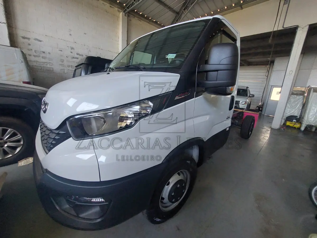 LOTE 024 - Caminhonete Daily 30.160 CS EE 3750 TQ 651, com ar Condicionado, Motor Diesel Pot 160 CV, tração 4x2, cor branca, ano de Fabricação 2024/2025, CHASSI 93ZC635BZS8209590, 0KM.
