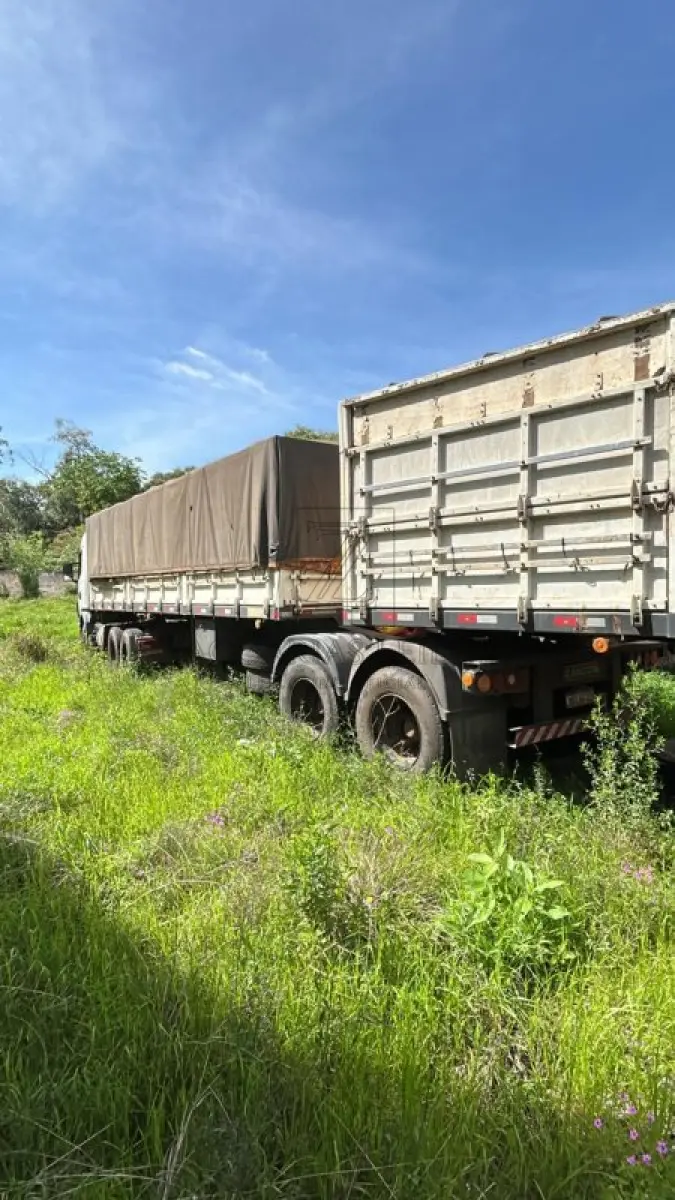 LOTE 003 - Semirreboque de carga da marca RANDON SR CA, ano/modelo 2005/2005, dois eixos cor branca, placa  MFL5F32, chassis nº 9ADG075255M216915.