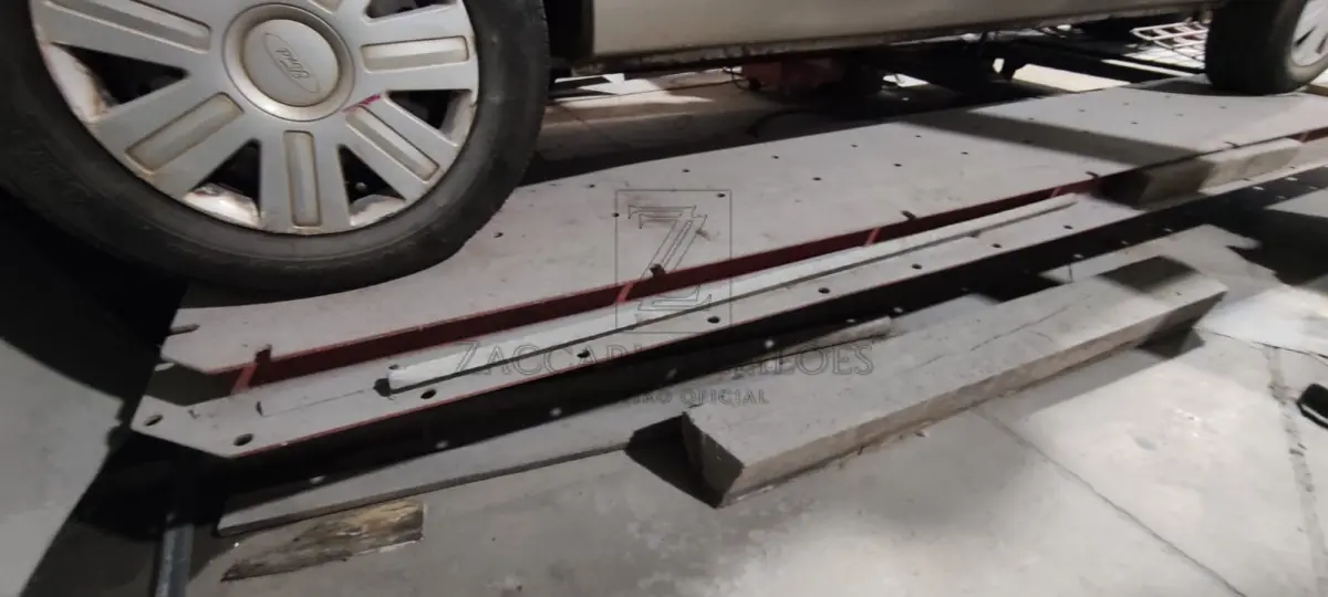 LOTE 011 - Uma mesa alinhadora para carros/camionetes, da marca STECAR 360, para 30.000Kg, em bom  estado de conservação.