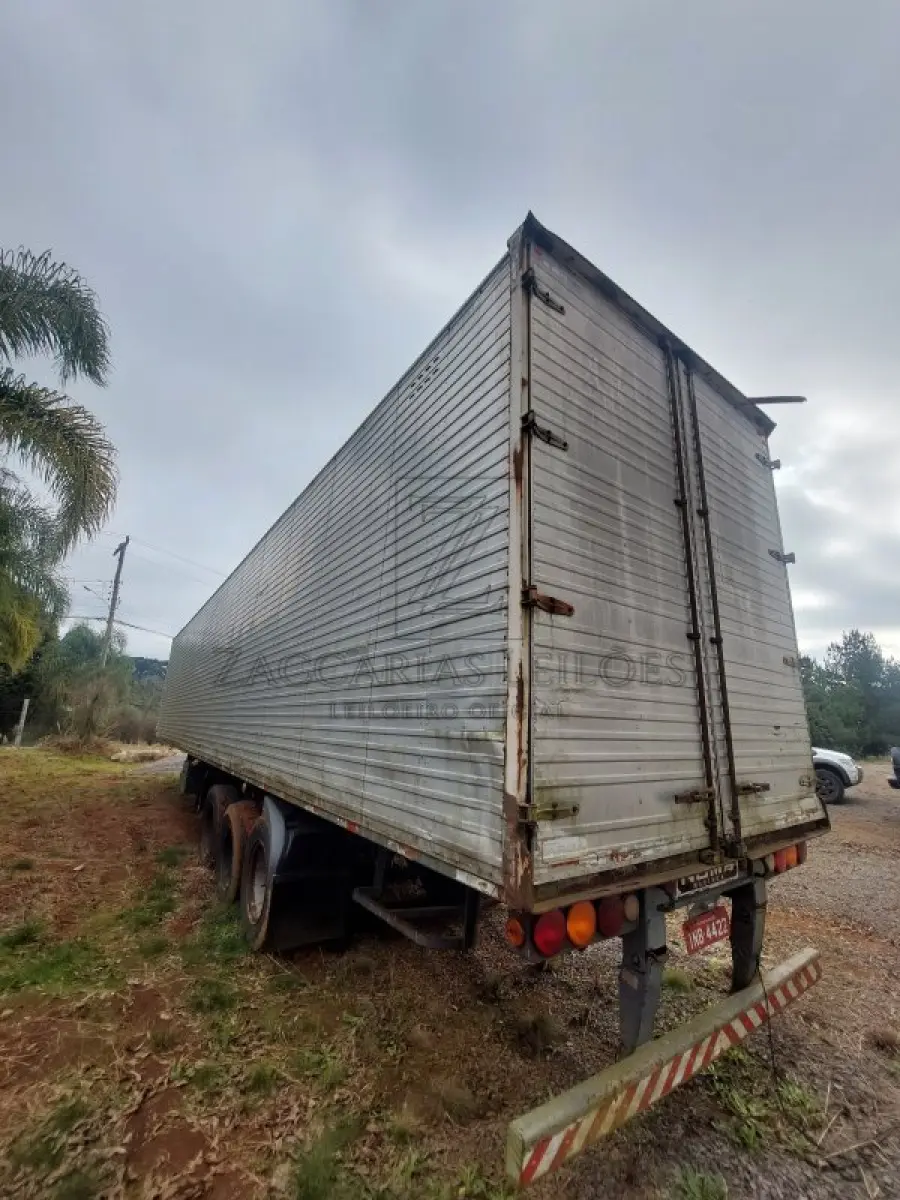 LOTE 003 - Um Semirreboque SR/NOMA SR3E27 BF, placa INB4422, ano/modelo 2006, carroceria fechada, RENAVAM 882151860, COnsta três indfrações vencidas no valor de R$ 728,19.