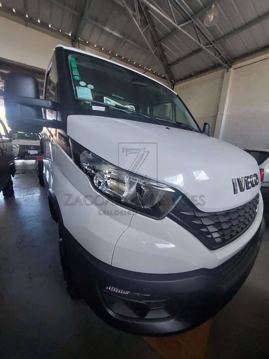 LOTE 024 - Caminhonete Daily 30.160 CS EE 3750 TQ 651, com ar Condicionado, Motor Diesel Pot 160 CV, tração 4x2, cor branca, ano de Fabricação 2024/2025, CHASSI 93ZC635BZS8209590, 0KM.