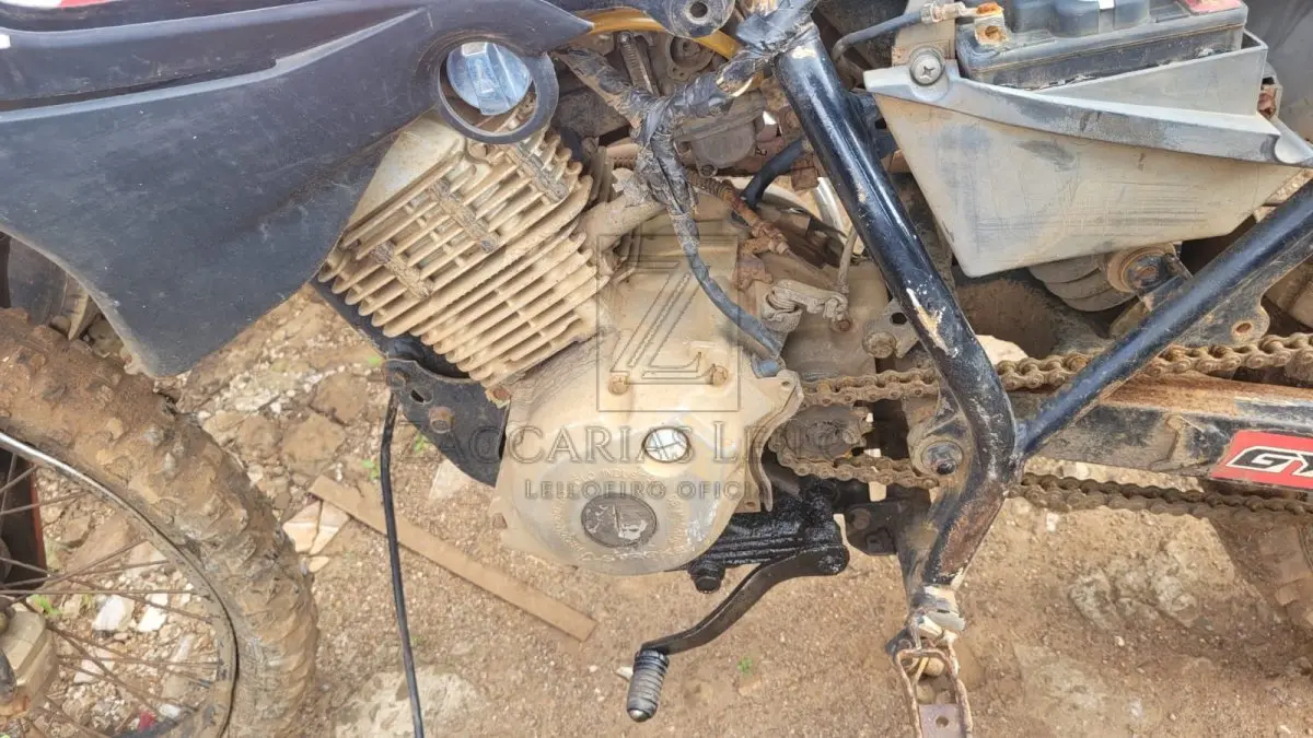 LOTE 009 - YAMAHA, cor preta, sem sinal identificador, placa AAA0000.