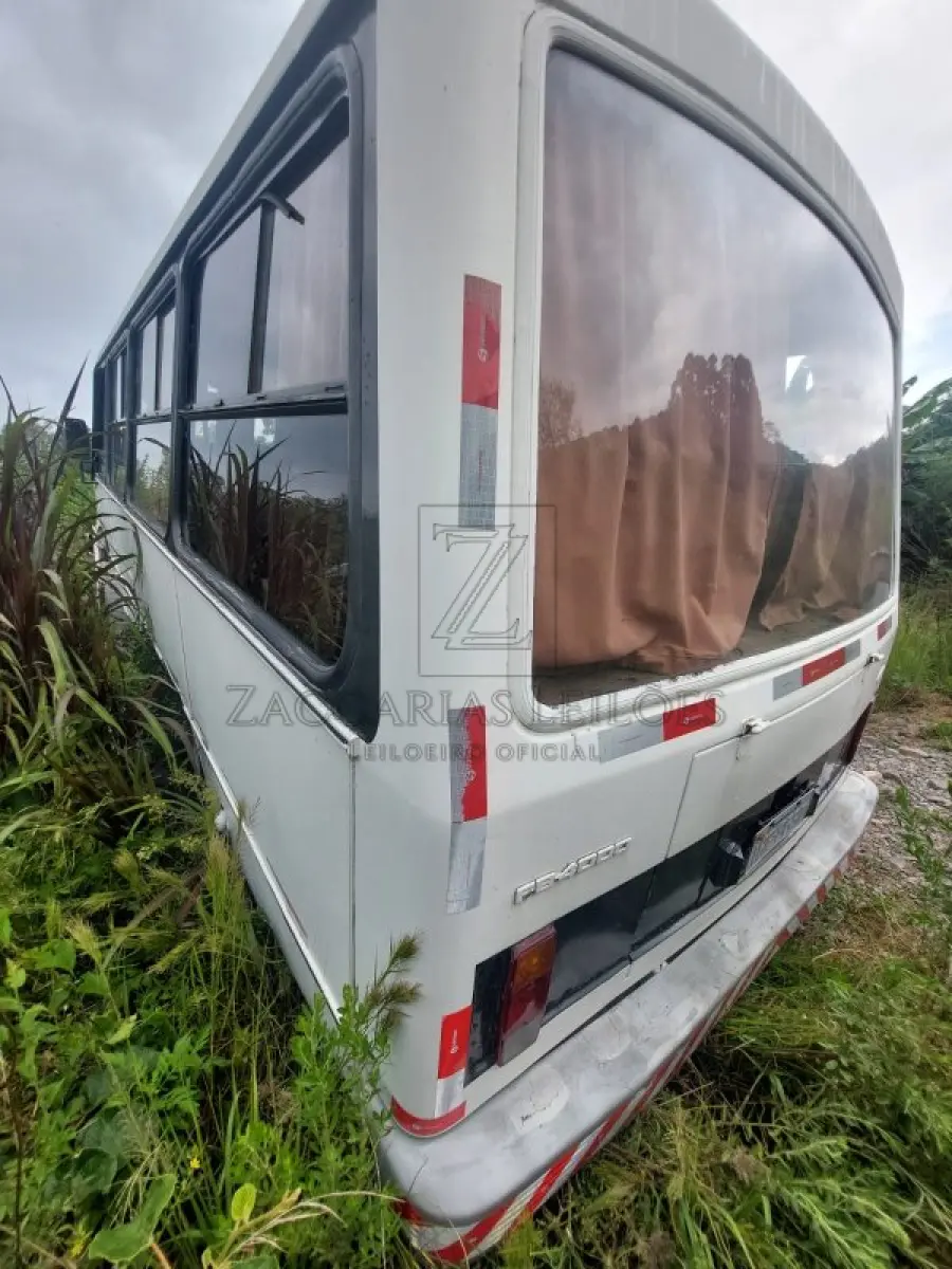 LOTE 001 - Um Veículo marca/modelo: FORD/FB4000, ano/modelo: 1982/1983, cor branca, tipo ônibus, espécie passageiro, placa IHP8637, RENAVAM 563330252.