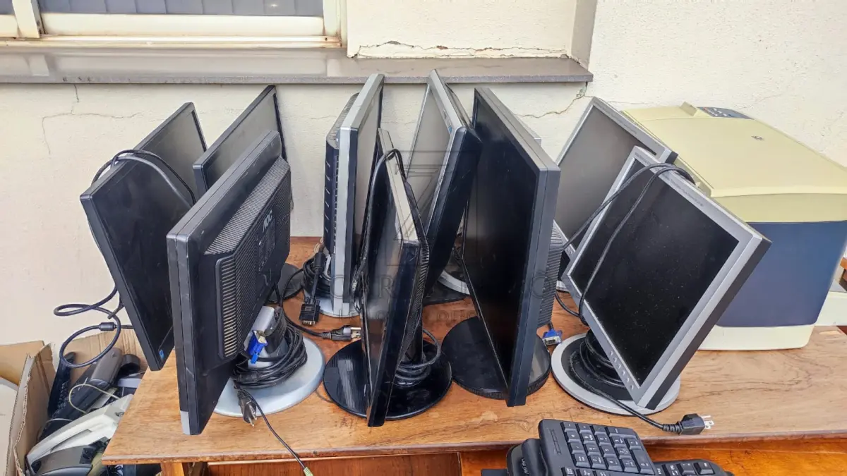 LOTE 019 - Sucatas de informática: computadores, impressoras sem uso, demais  equipamentos.